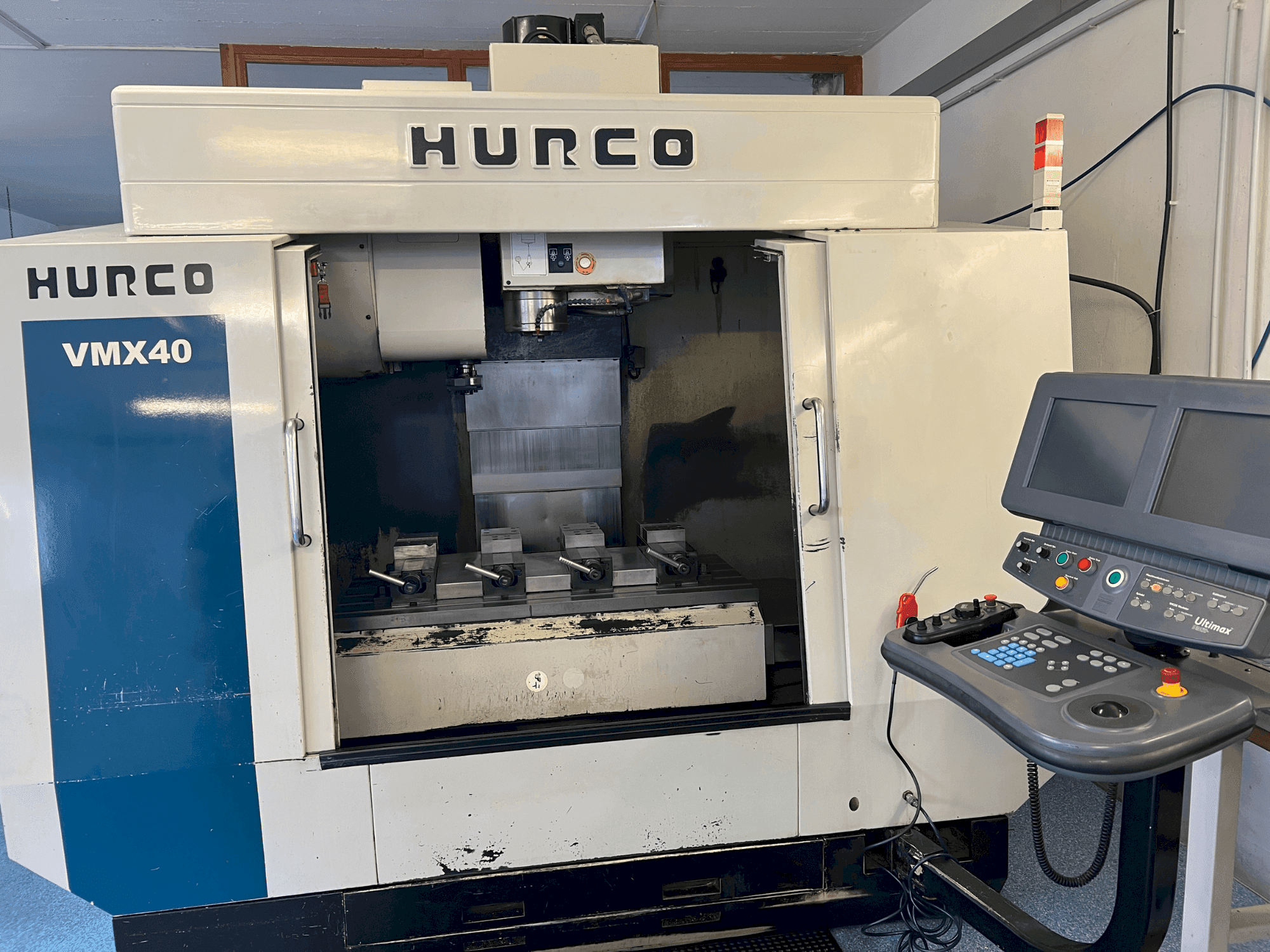 Koneen Hurco VMX40 etunäkymä