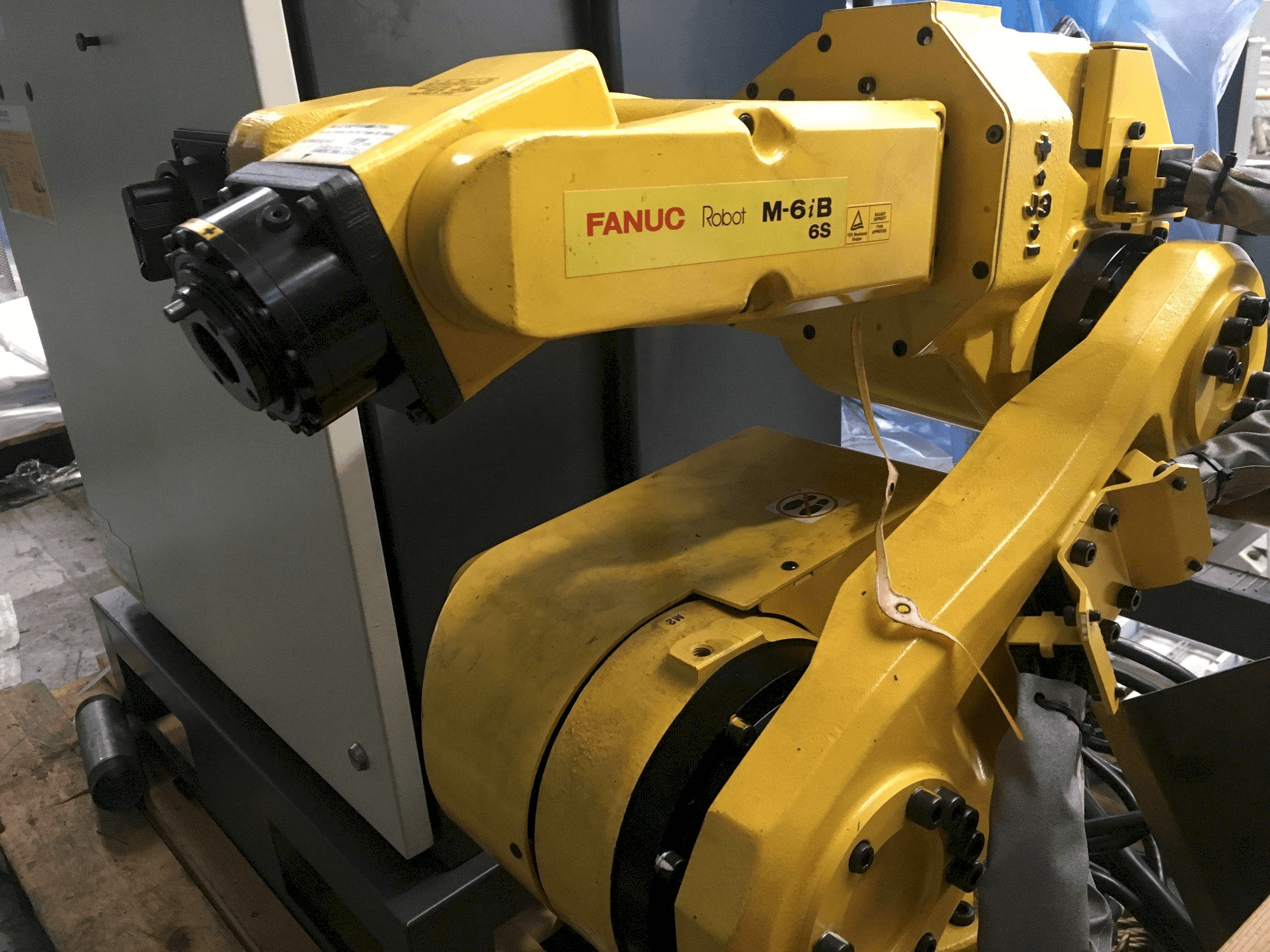 Koneen FANUC M-6iB 6S etunäkymä