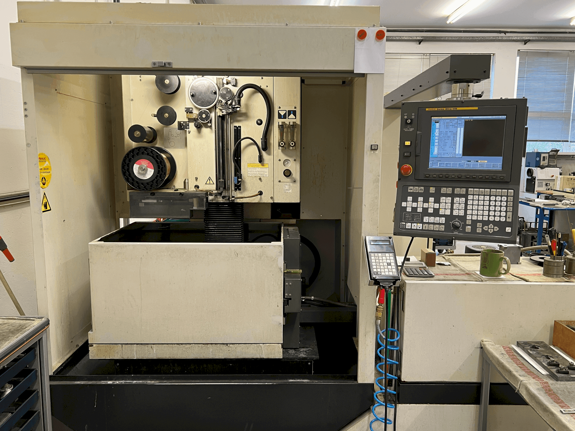 Koneen FANUC Alpha-0iC etunäkymä
