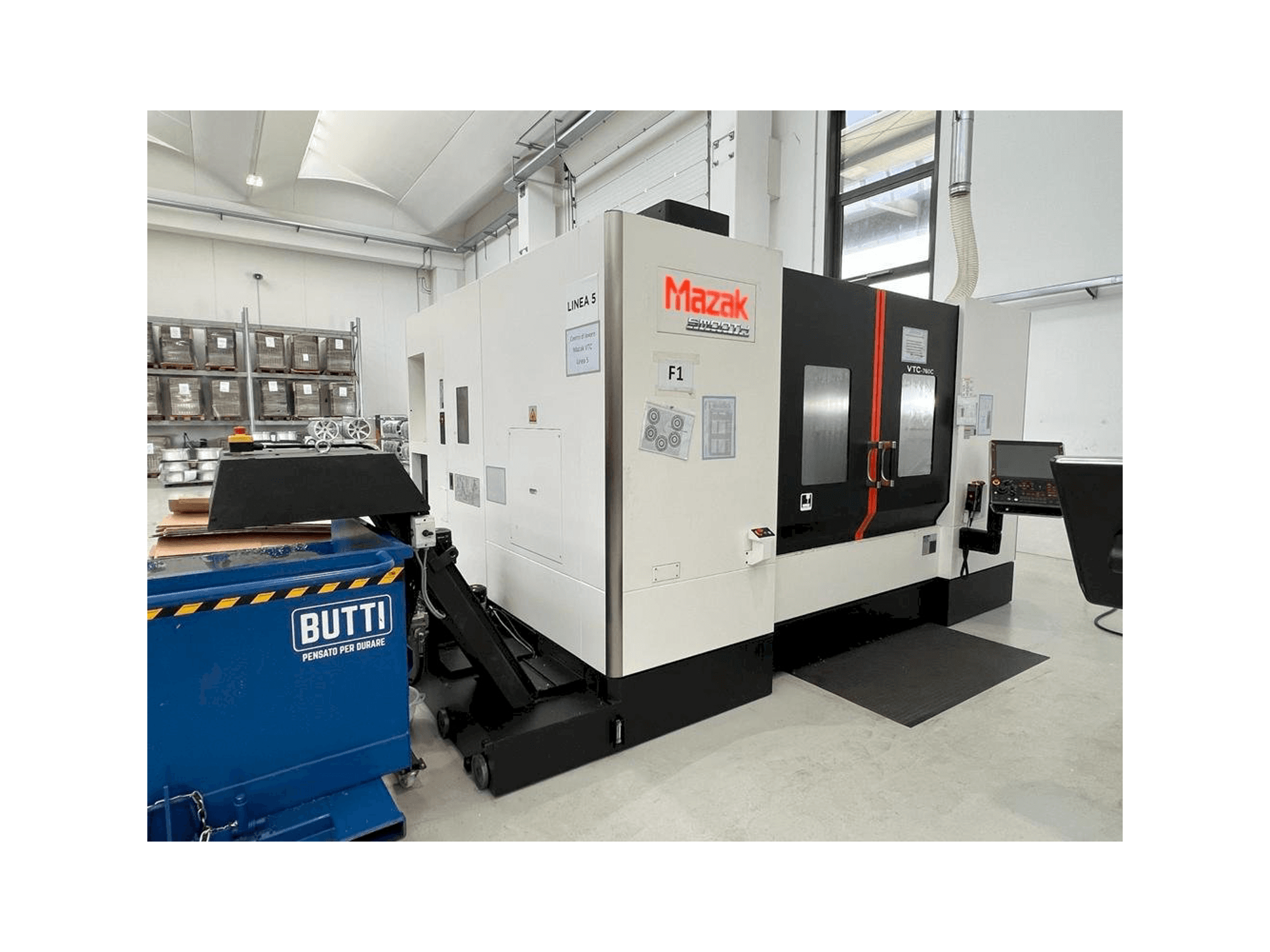 Koneen Mazak VTC 760 etunäkymä