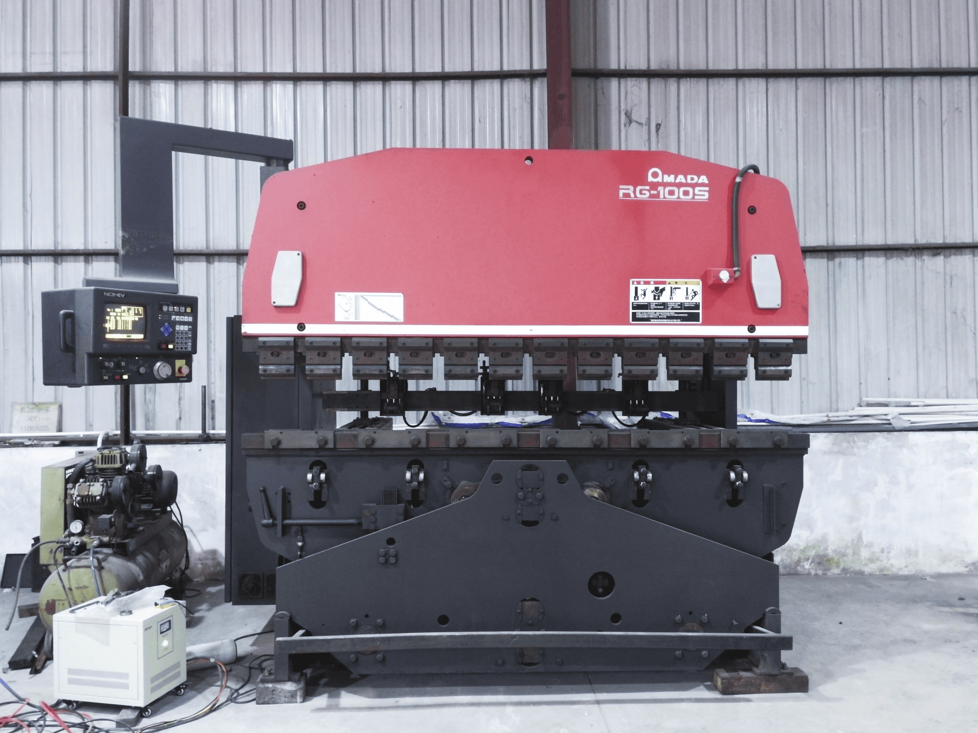 Koneen AMADA RG-100S Etunäkymä