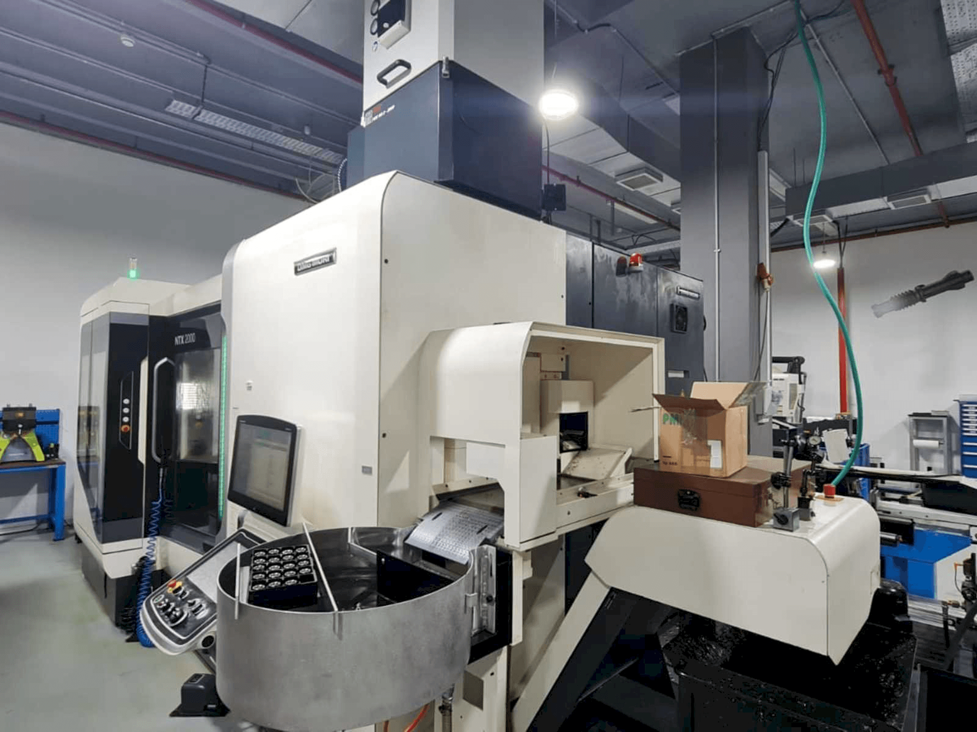 Koneen DMG MORI NTX2000/1500SZ oikean sivun näkymä