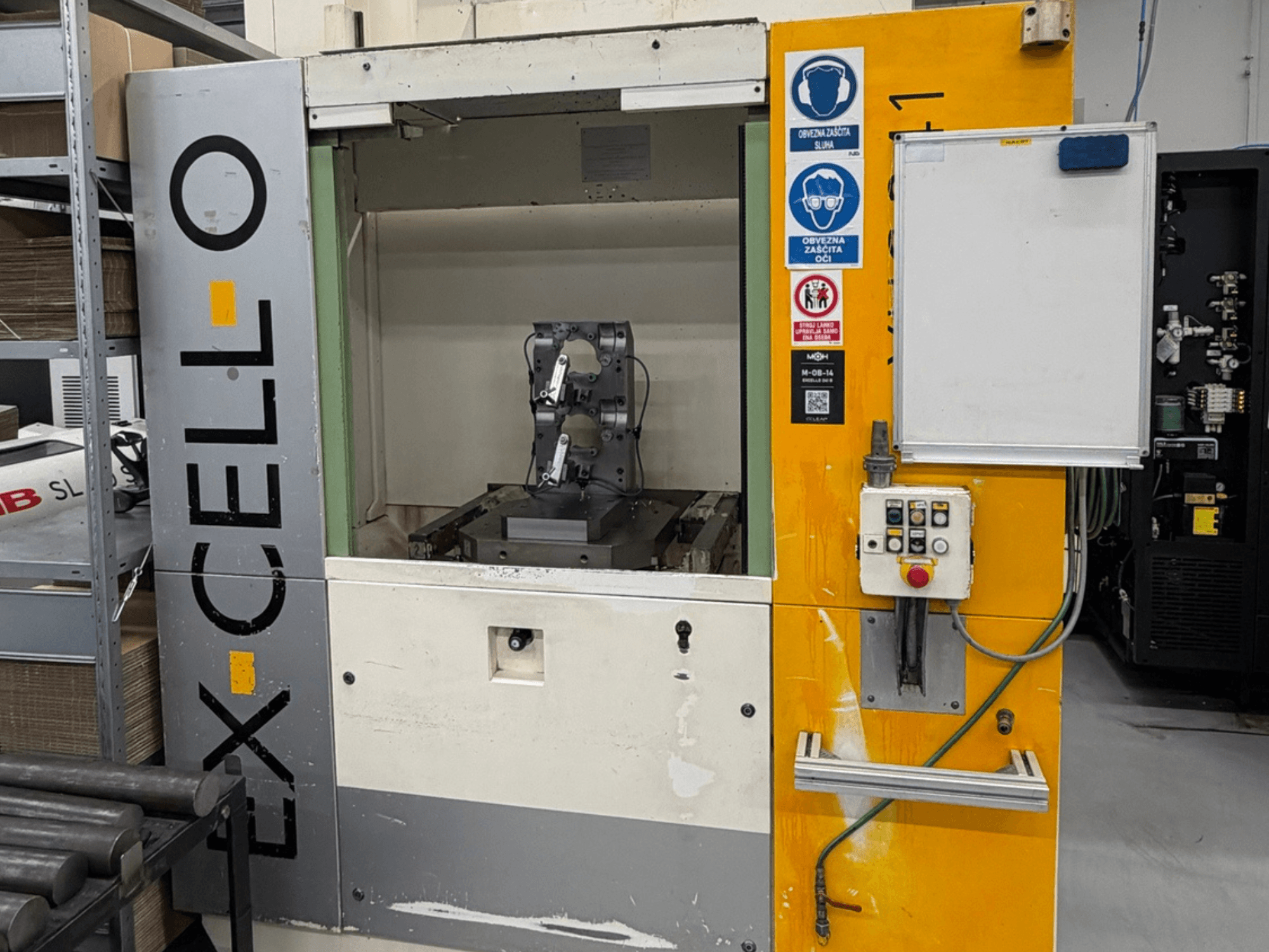 EXCELLO XHC 241 M/3 -vaakatyöstökeskuksen etukuva, jossa näkyy ohjauspaneeli ja koneen sisätilat.