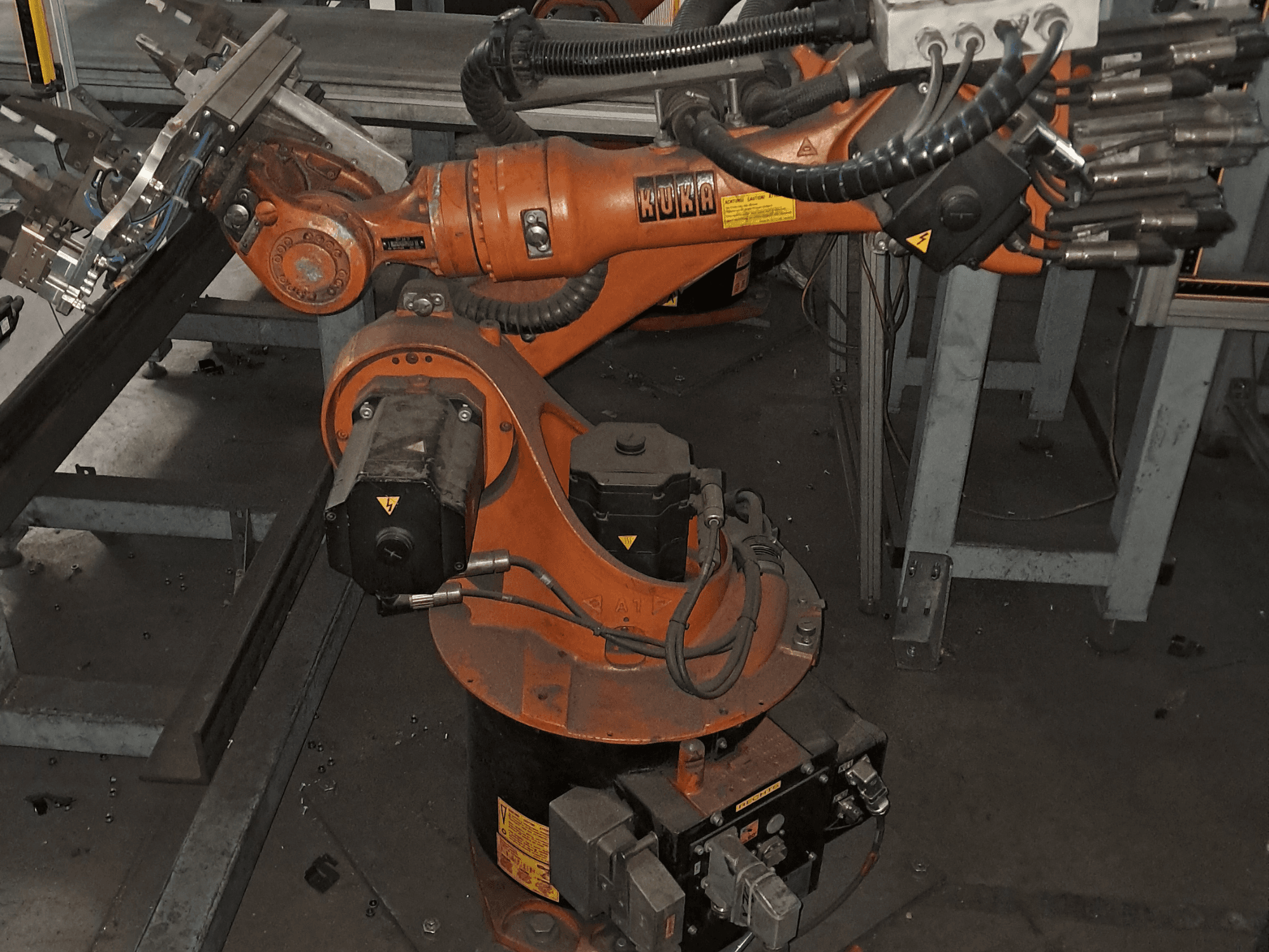 KUKA KR 16-2 -robottivarsi ylhäältä katsottuna; kuvassa näkyvät oranssi runko, moottori ja mekaaniset komponentit.
