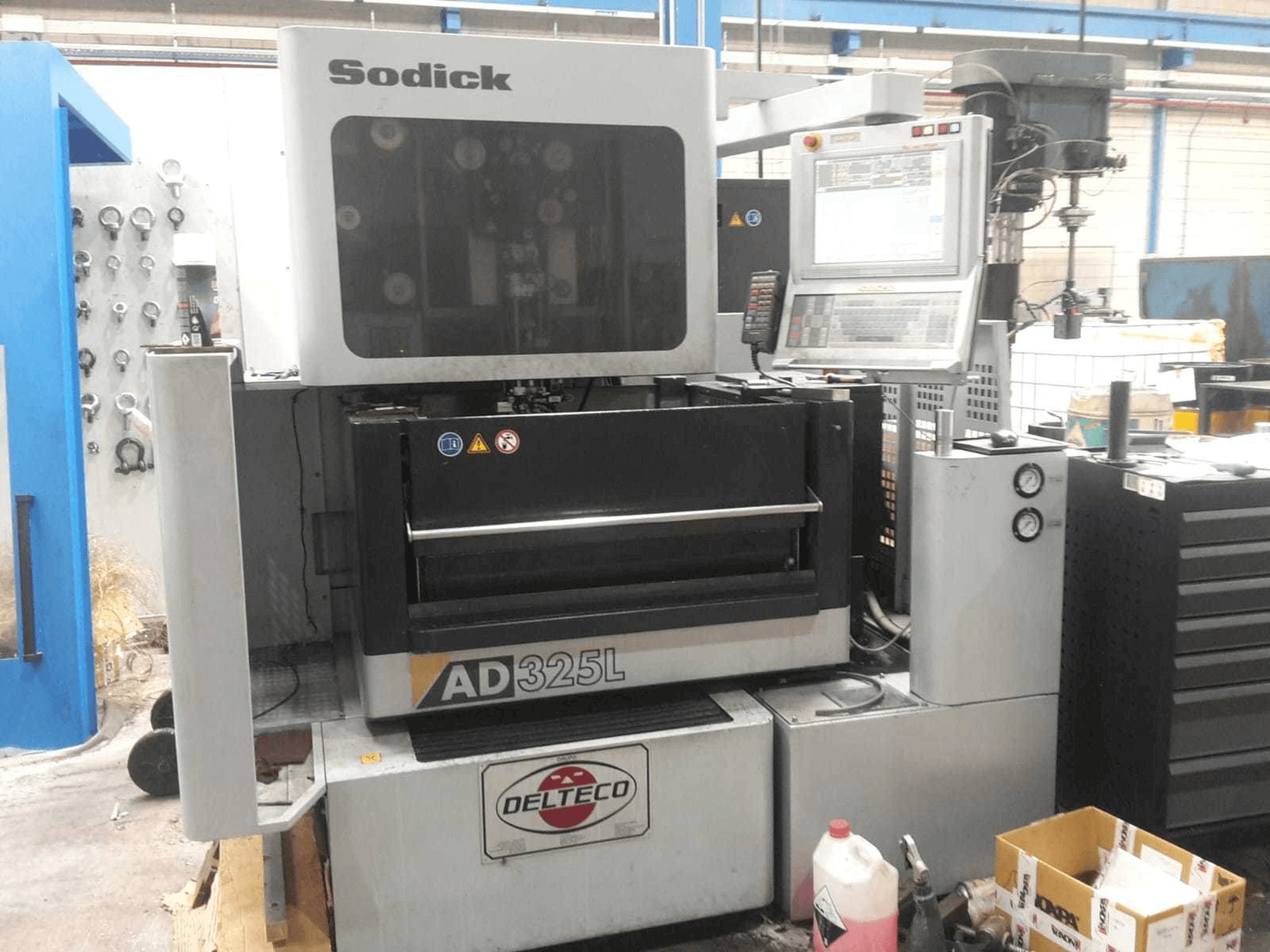 Koneen Sodick AD325L etunäkymä