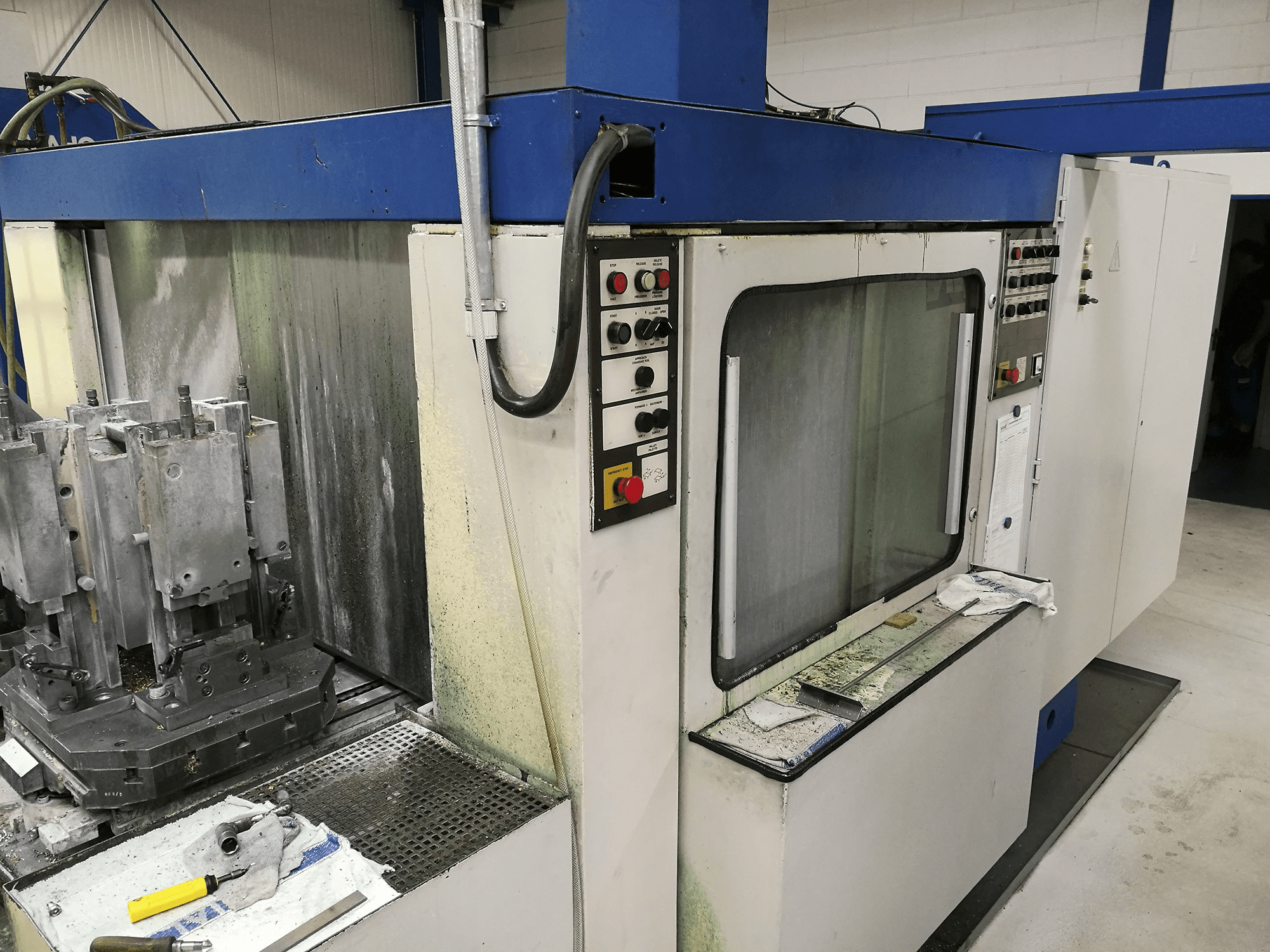 Koneen Hueller Hille vasen näkymä NBH 70