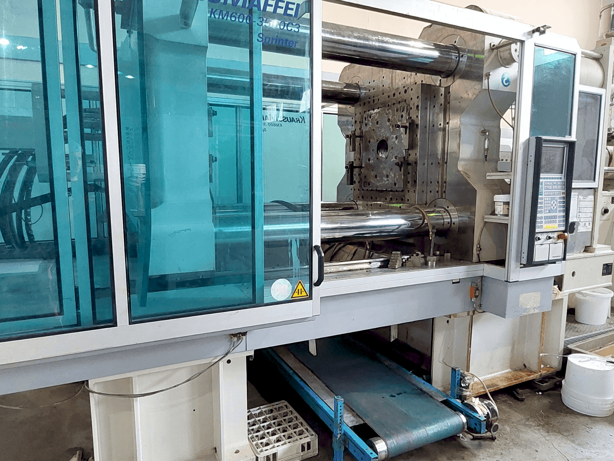 Koneen Krauss Maffei 600 - 3500 C3 etunäkymä