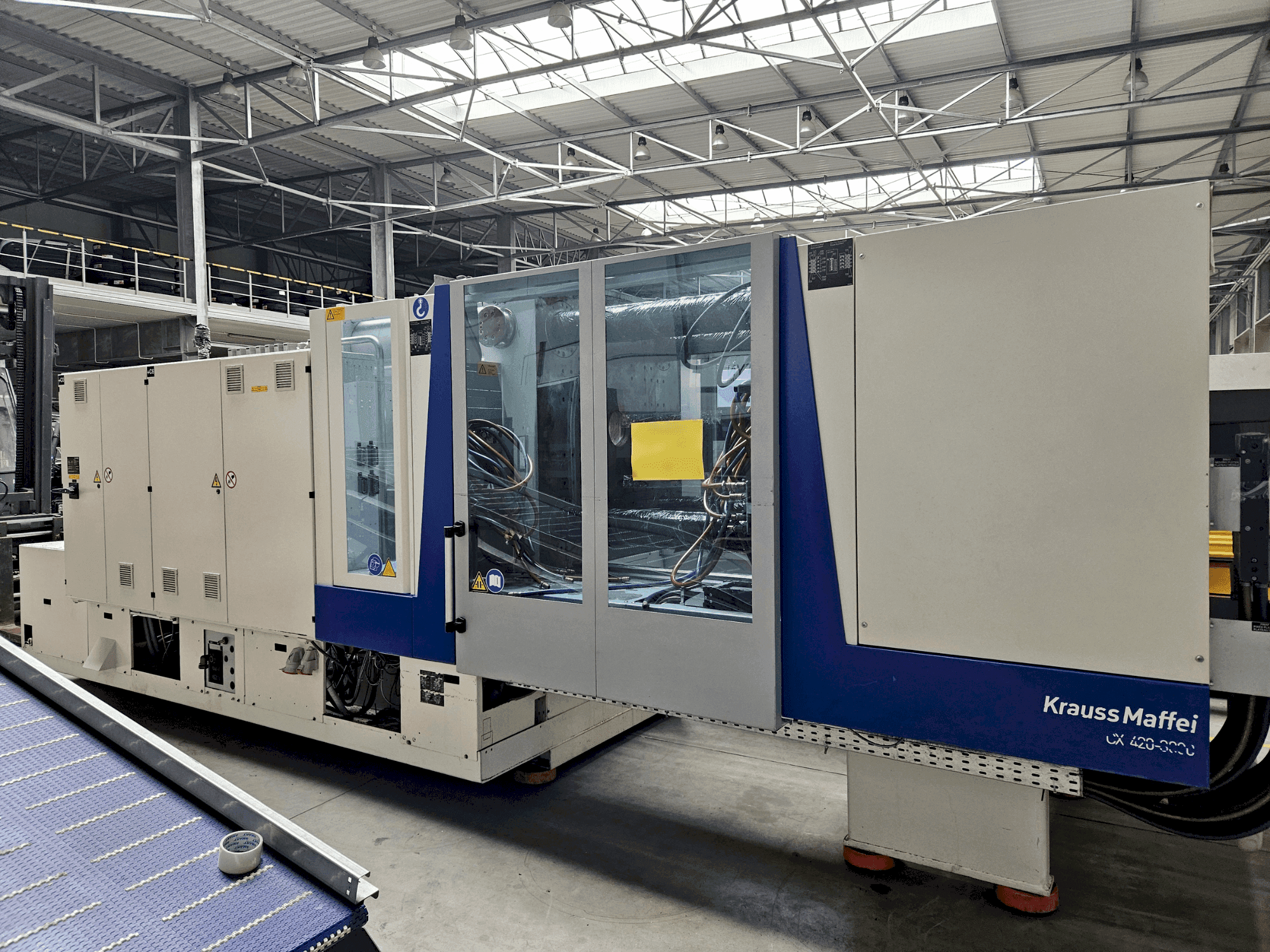 Koneen Krauss Maffei 420-3000 CX etunäkymä