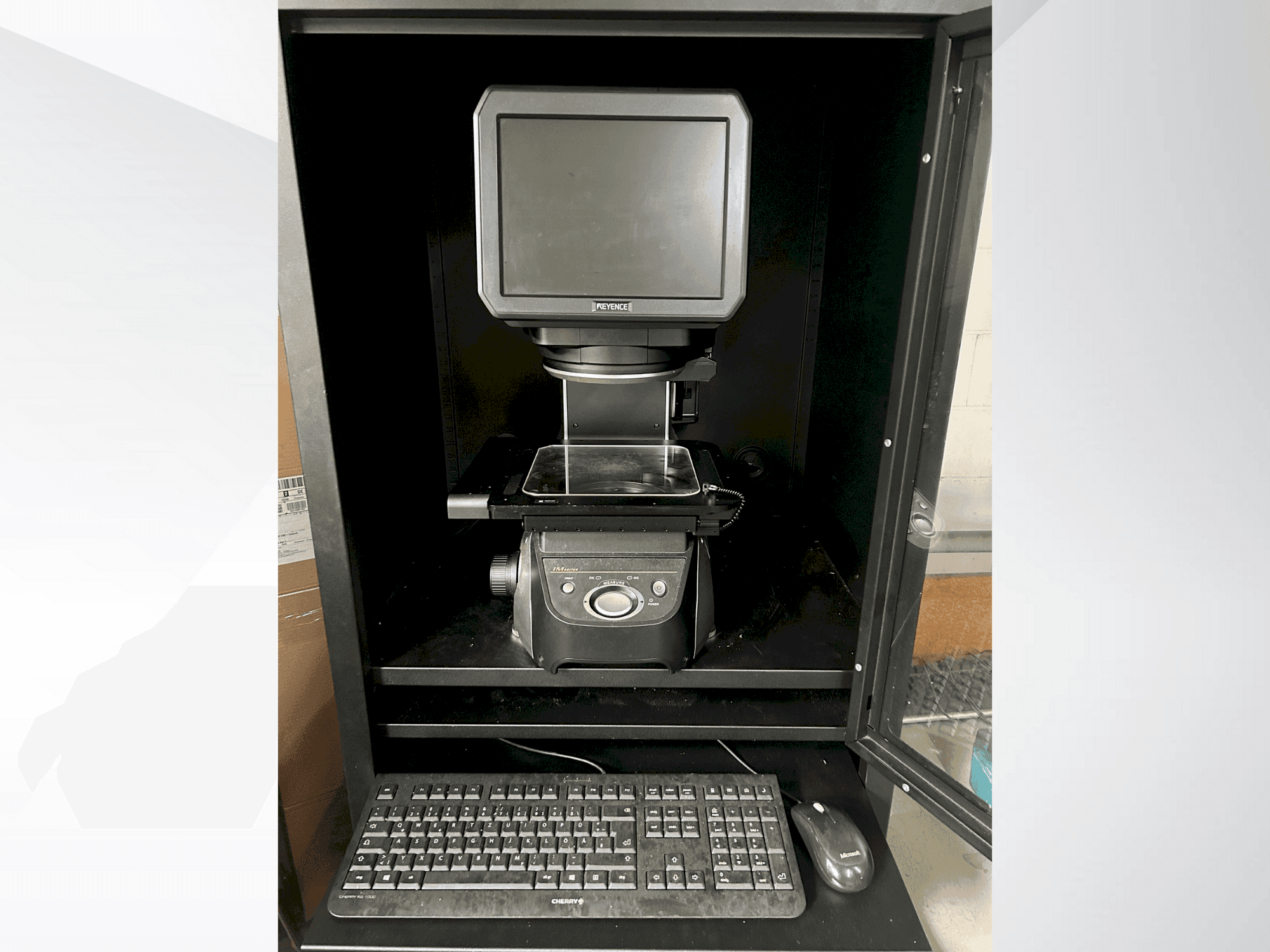 Koneen KEYENCE IM 7020 etunäkymä