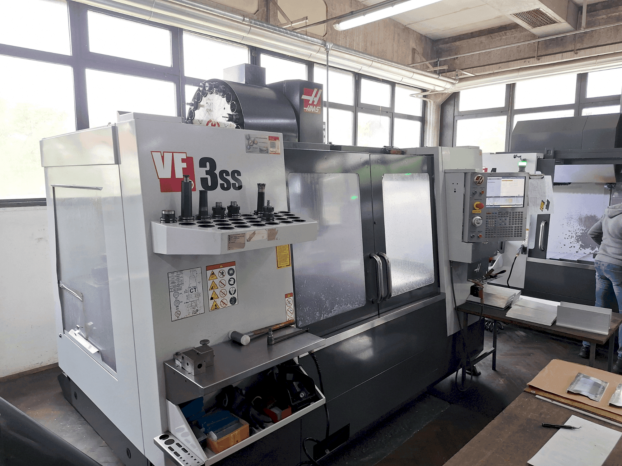 Koneen HAAS VF3 SS etunäkymä