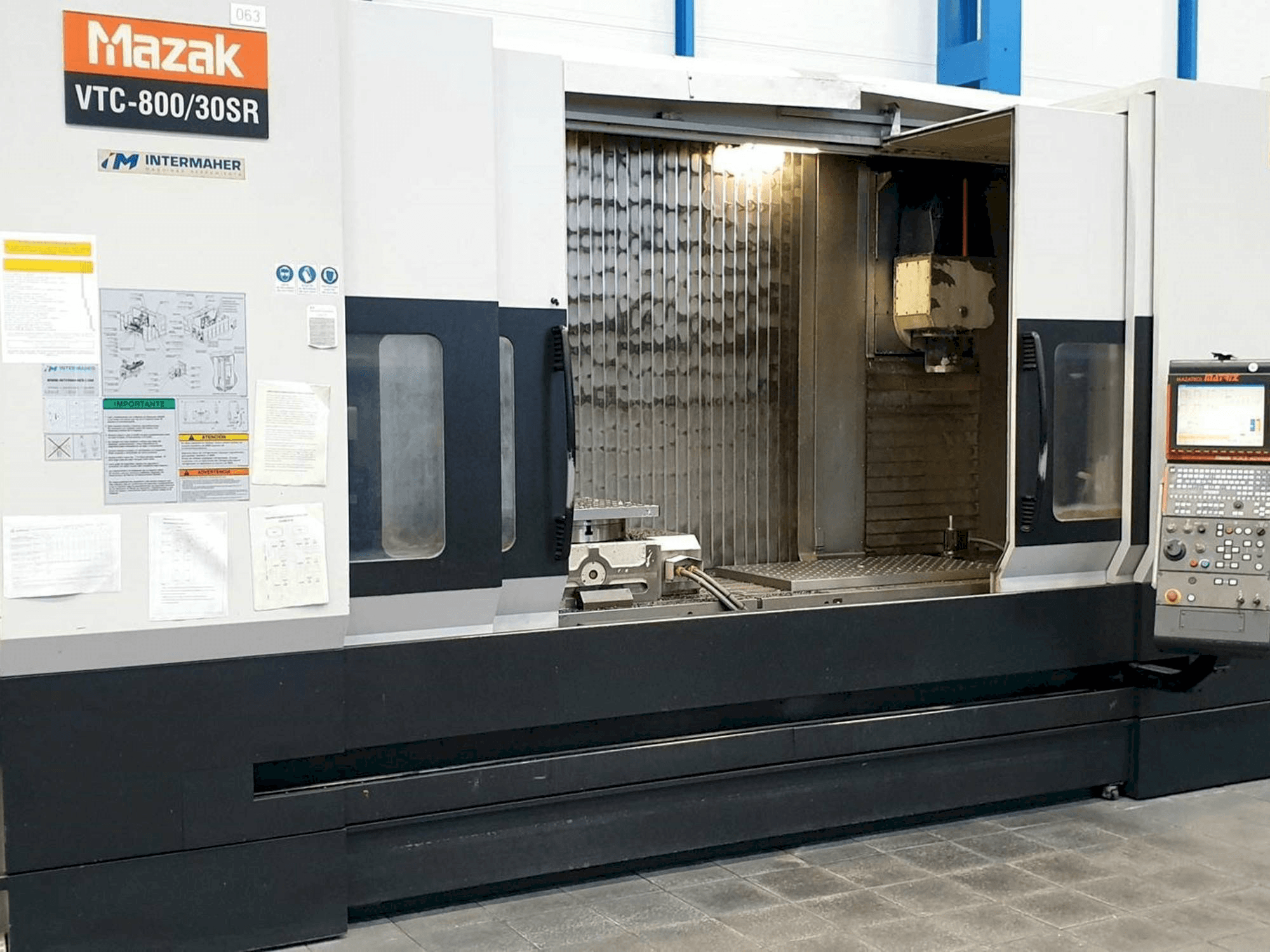 Koneen Mazak VTC-800/30SR etunäkymä