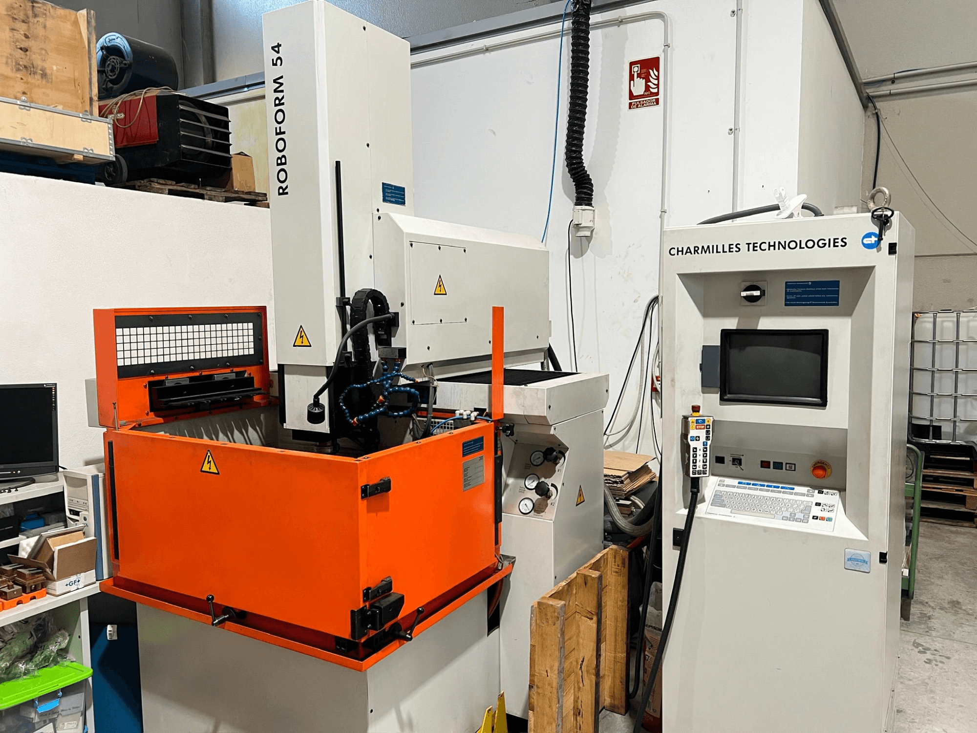 AgieCharmilles Roboform 54 -syöppö- ja suulakepuristuskone, etukuva, jossa oranssi työstösäiliö ja ohjausyksikkö.