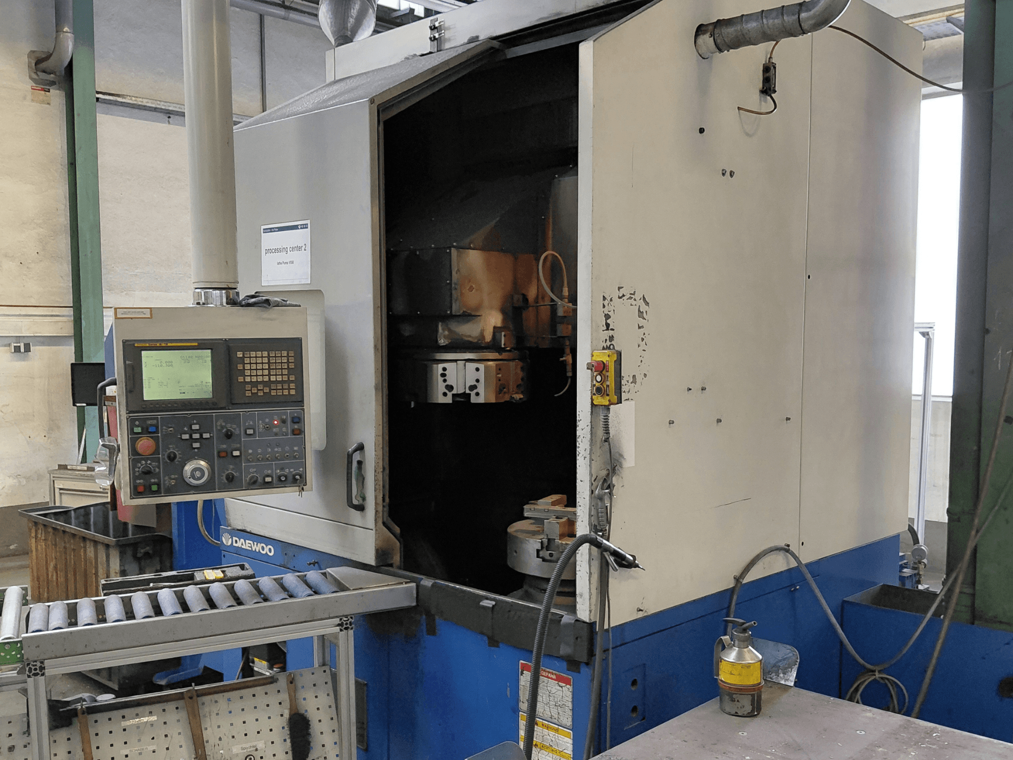 Daewoo Puma V550 -pystysorvauskone, etukuva, jossa näkyy ohjauspaneeli, kara ja jäähdytysnesteliitäntä.