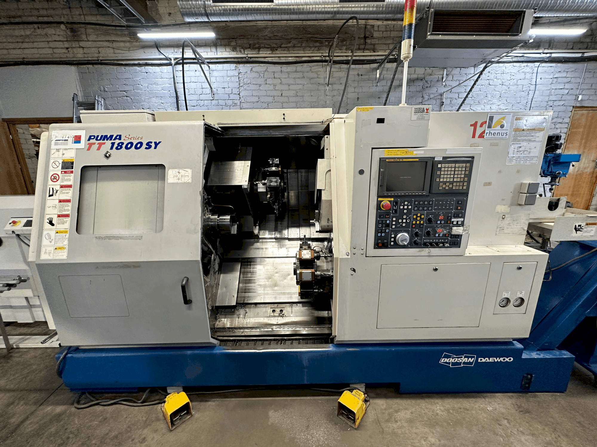Koneen DOOSAN TT1800SY etunäkymä