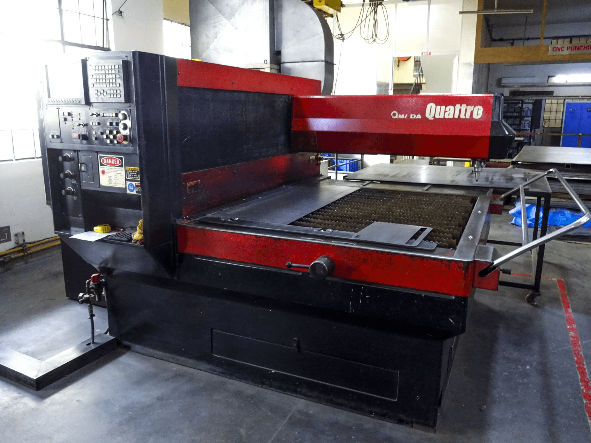 Koneen AMADA etunäkymäQuattro AF1000E