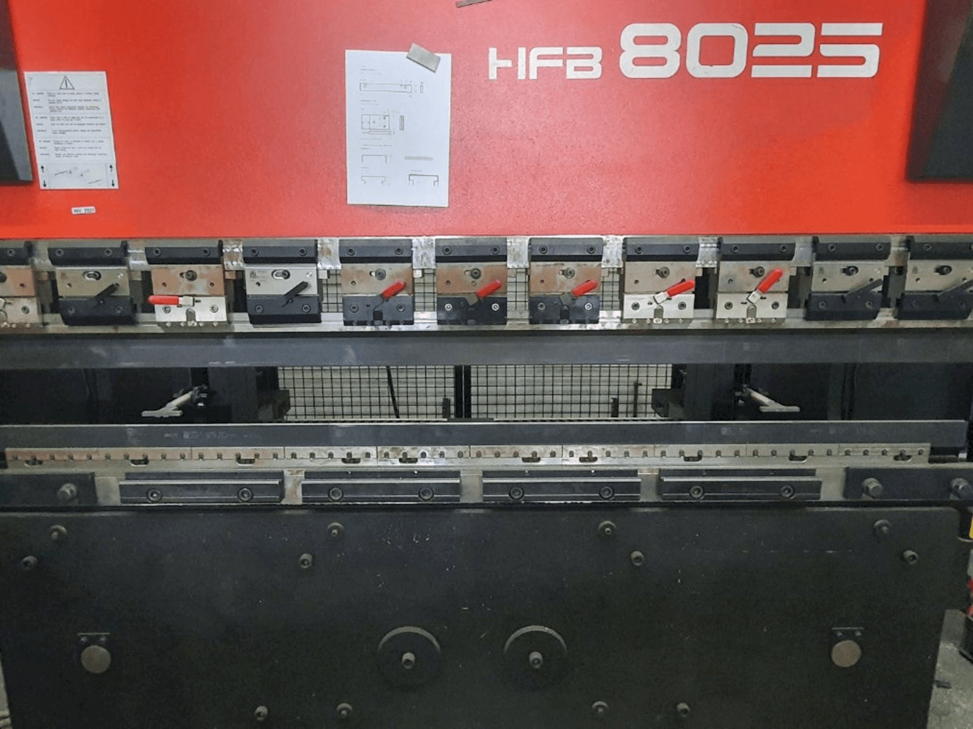 Koneen AMADA HFBO 80-25 etunäkymä