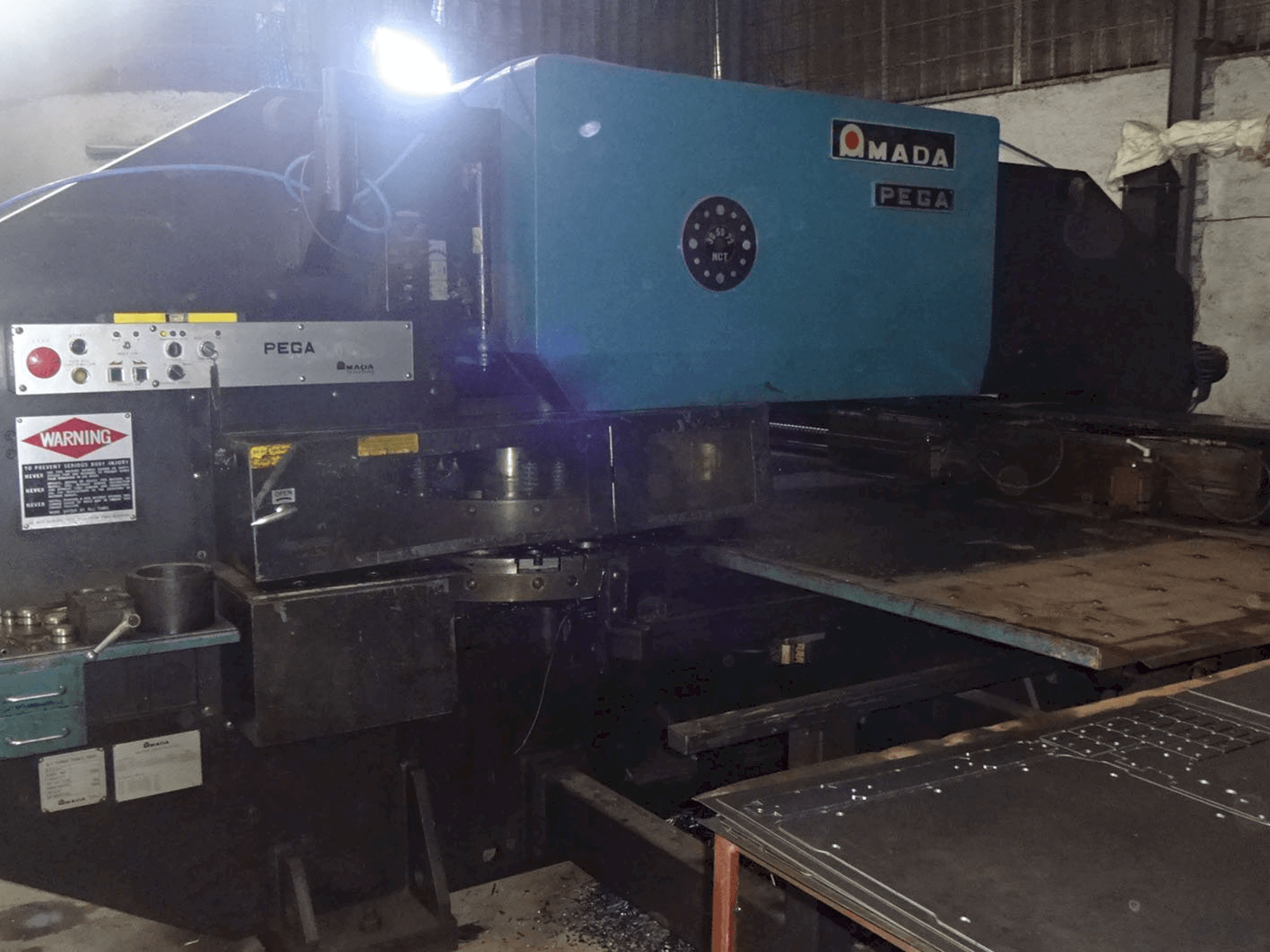 Koneen AMADA vasen näkymä PEGA 305072