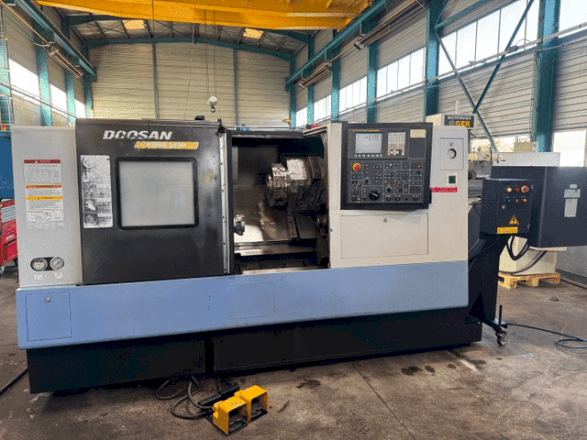 Koneen DOOSAN PUMA 240MB etunäkymä