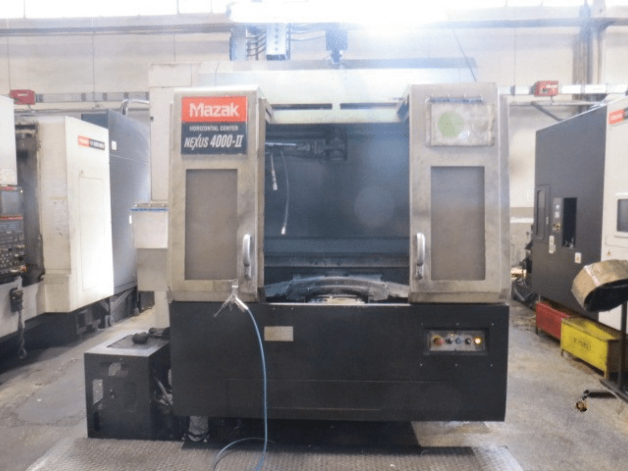Mazak NEXUS 4000 II -vaakakoneistuskeskus, etunäkymä, jossa näkyvät ohjauspaneeli, jäähdytysnesteen syöttö ja avoin työtila.