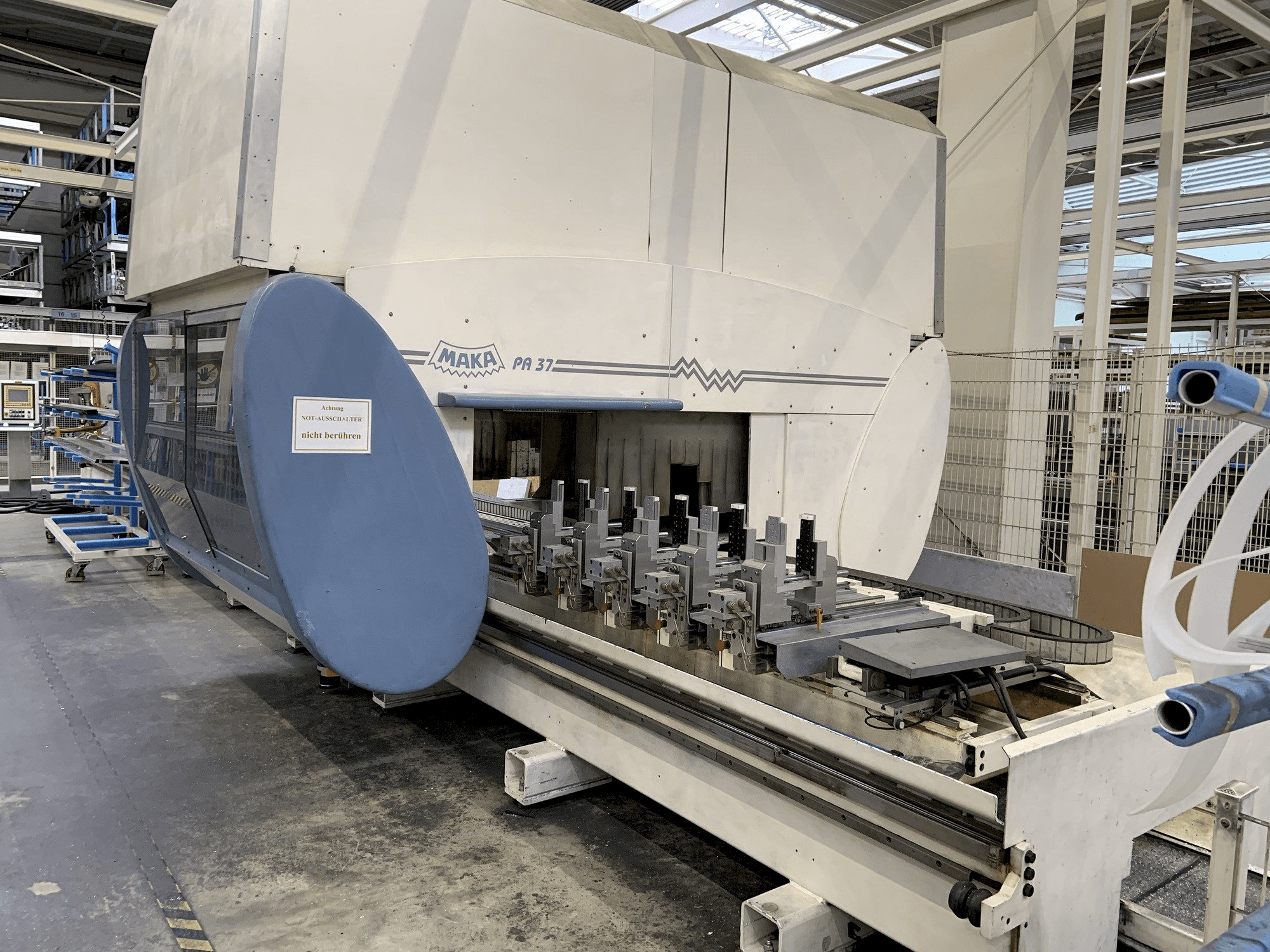 Koneen MAKA PA37 etunäkymä