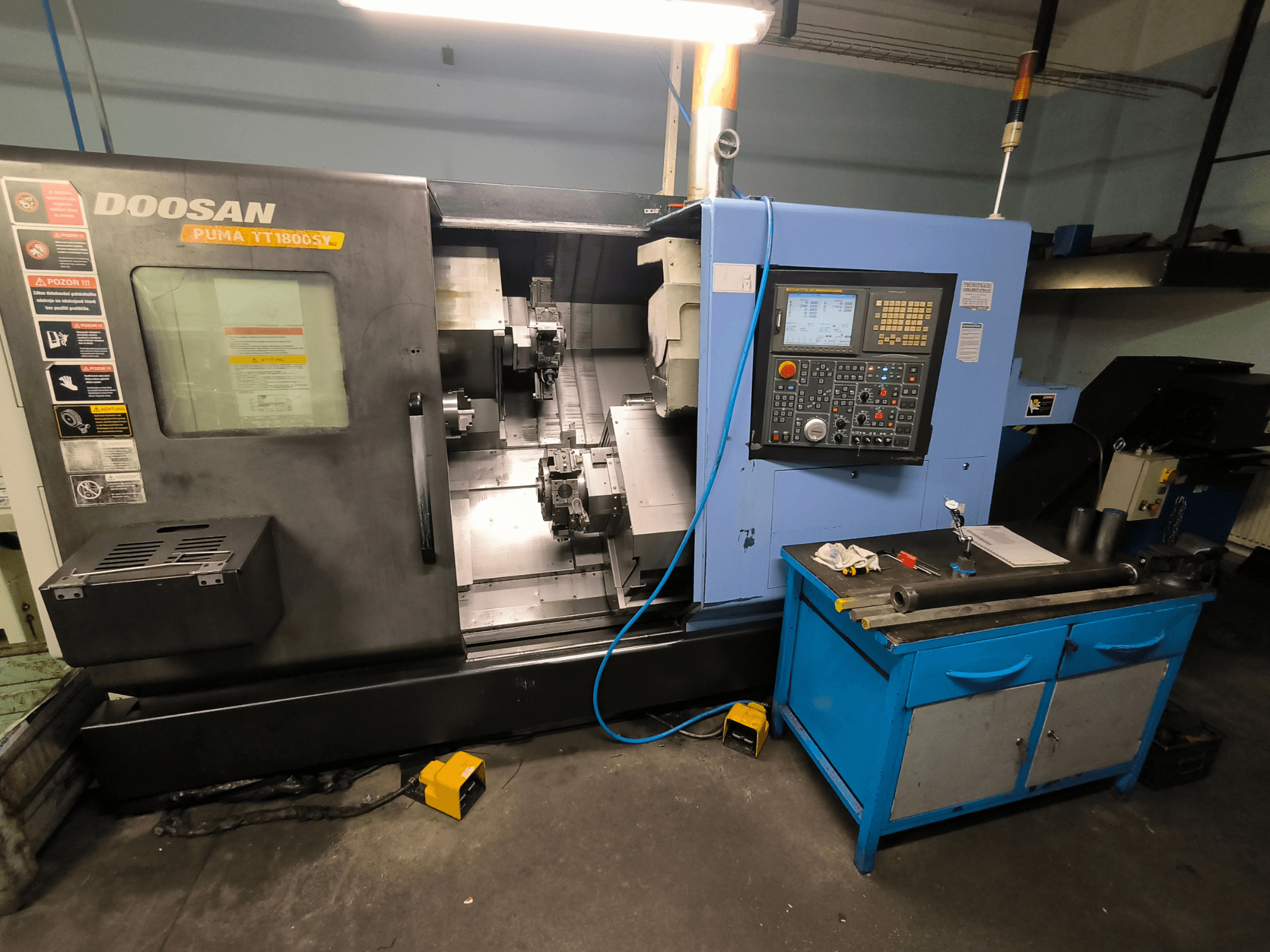 Doosan Puma TT1800SY CNC-sorvi, etukuva, jossa näkyy ohjauspaneeli, työalue työkaluineen ja koneen osat.