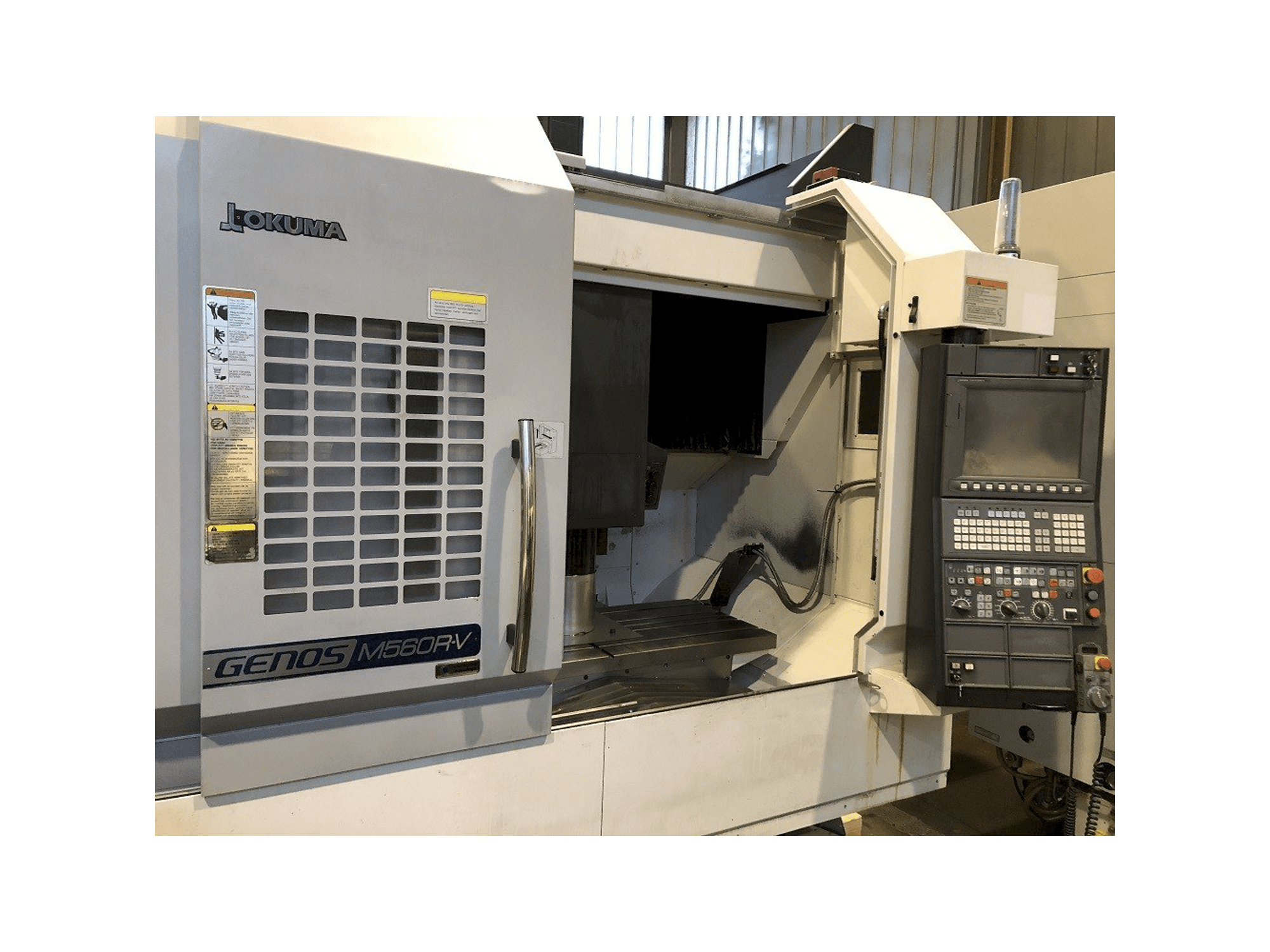 Koneen Okuma Genos M560R-V etunäkymä