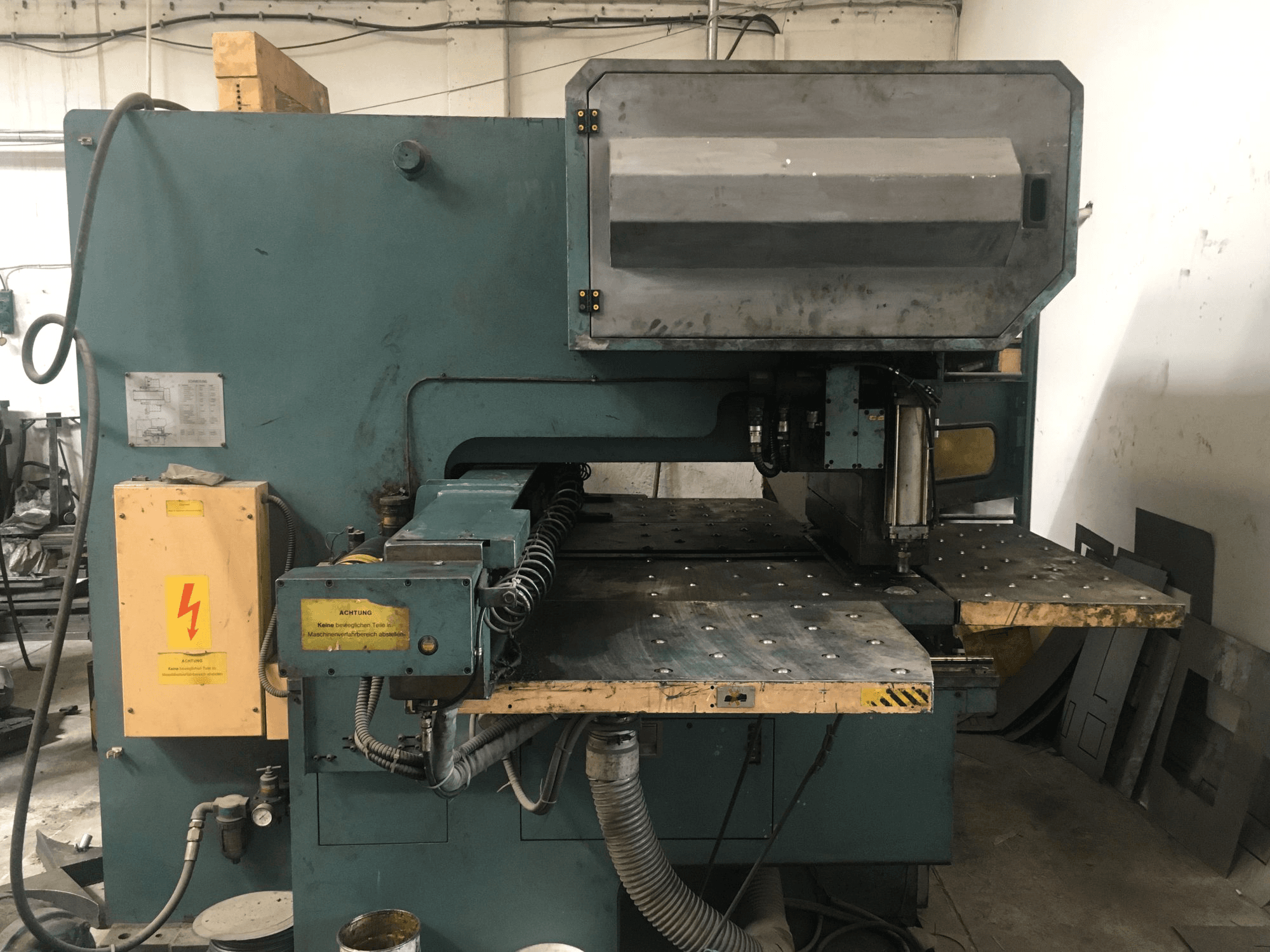 Koneen AMADA etunäkymäOCTO-334