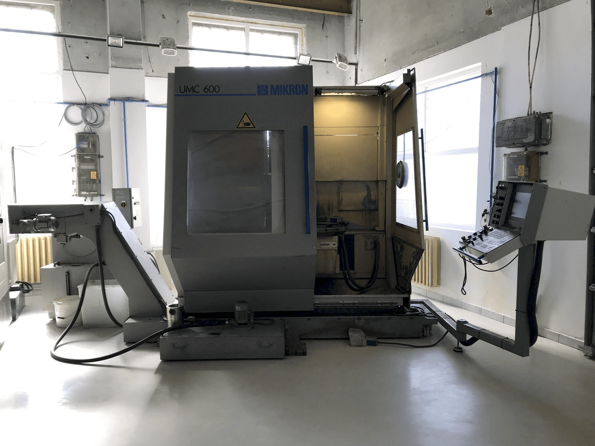 Koneen MIKRON UMC 600 etunäkymä