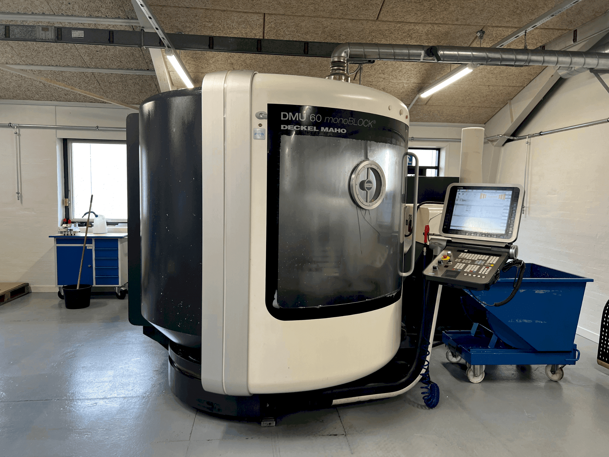 Koneen DMG MORI DMU 60 monoBLOCK etunäkymä