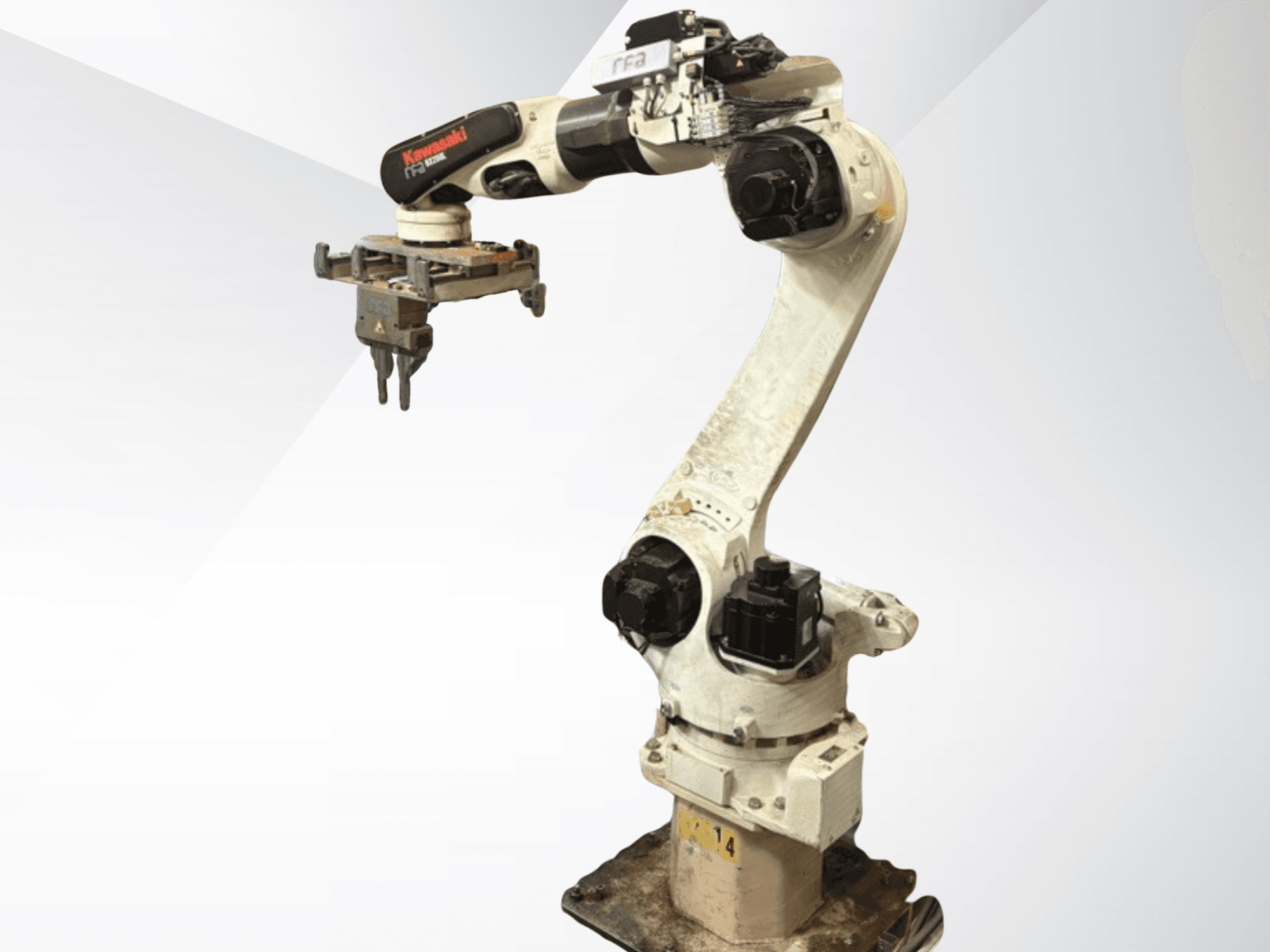 Kawasaki E42F-A001 -robottivarsi sivukuvassa, jonka päähän on kiinnitetty tarttuja. Näkyvät pyörivät nivelet ja virtaliittimet.
