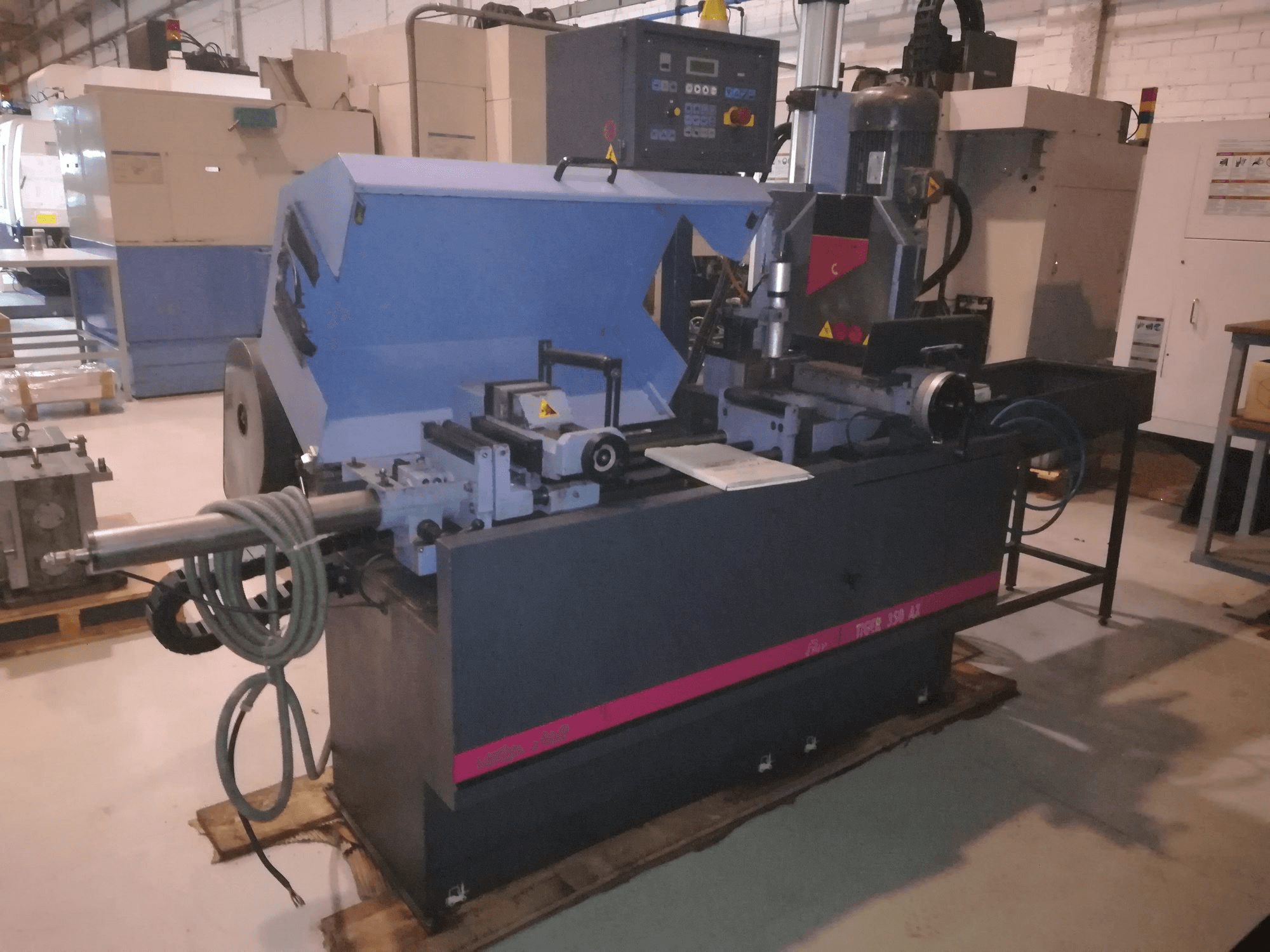 Koneen MEP TIGER 350 AX etunäkymä