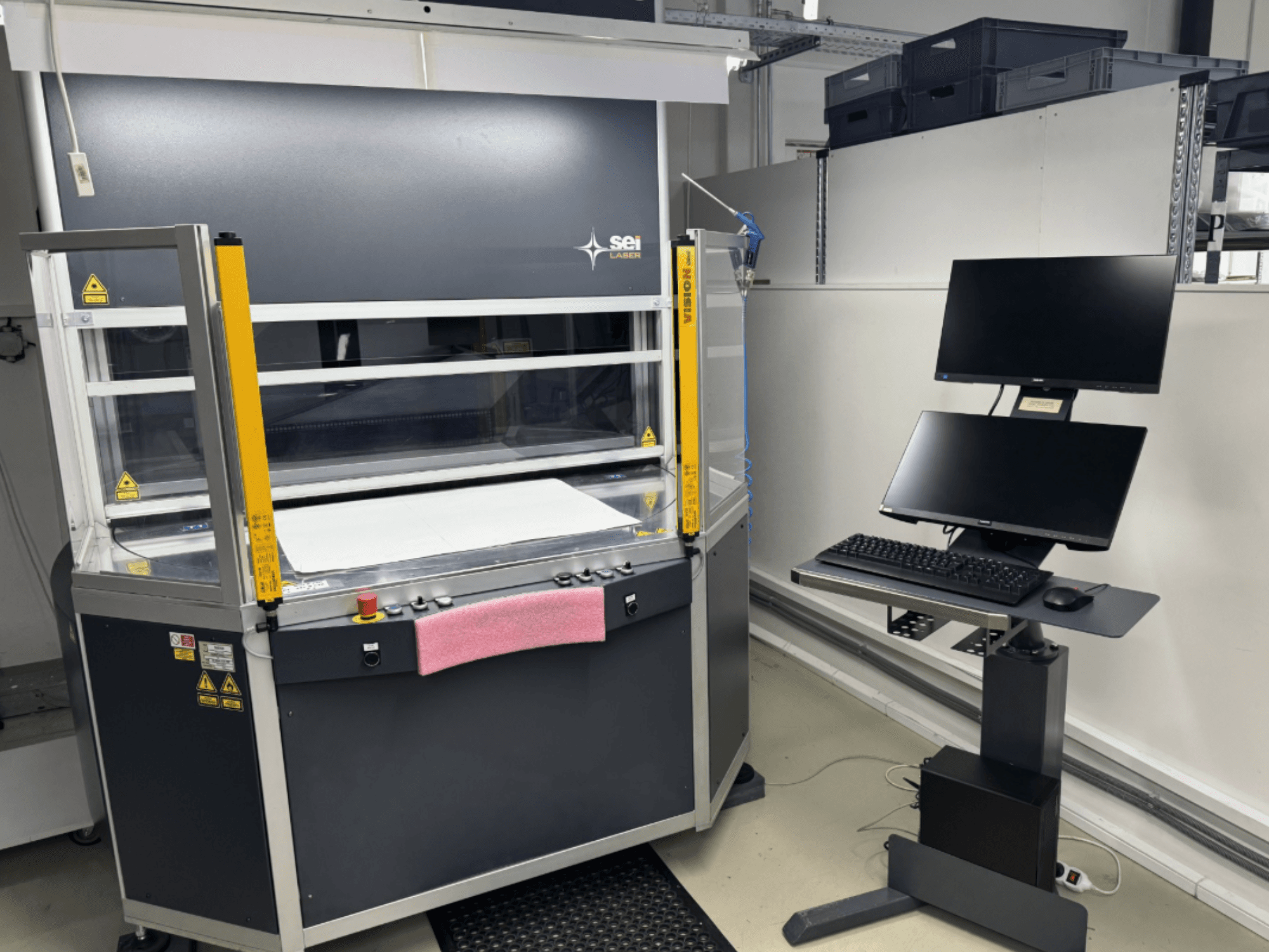 SEI Laser INFINITY 5070 V300 CO2-laserleikkauskone edestä katsottuna, ohjauspaneeli ja siihen kiinnitetty näyttöasema.