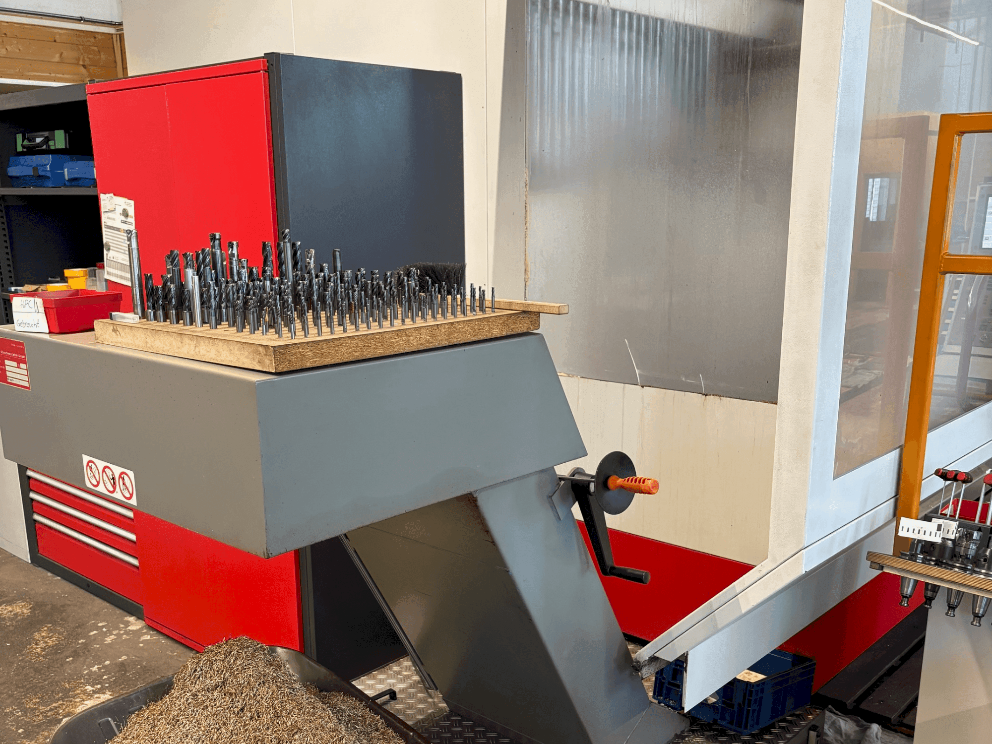 Koneen HERMLE U1130 etunäkymä