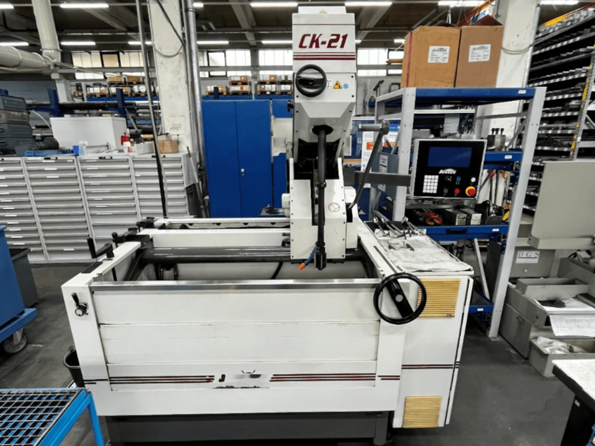 Sunnen CK-21-CC pystysuora hoonauskone edestäpäin, taustalla ohjaimet, hoonausalue ja tukilaitteet.