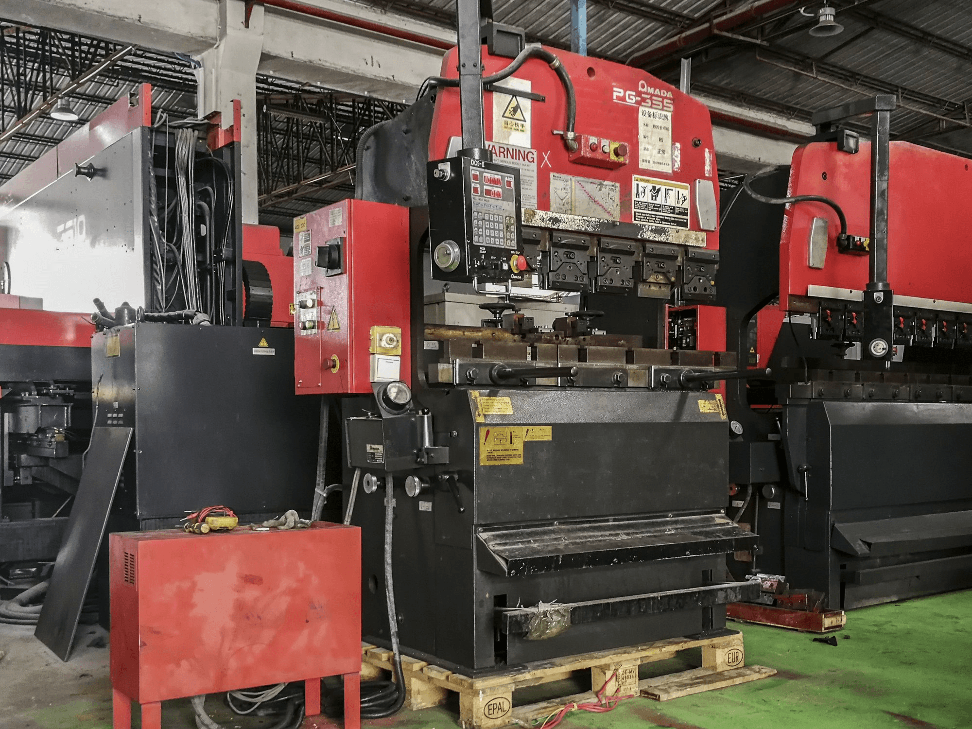 Koneen AMADA vasen näkymäRG-35S