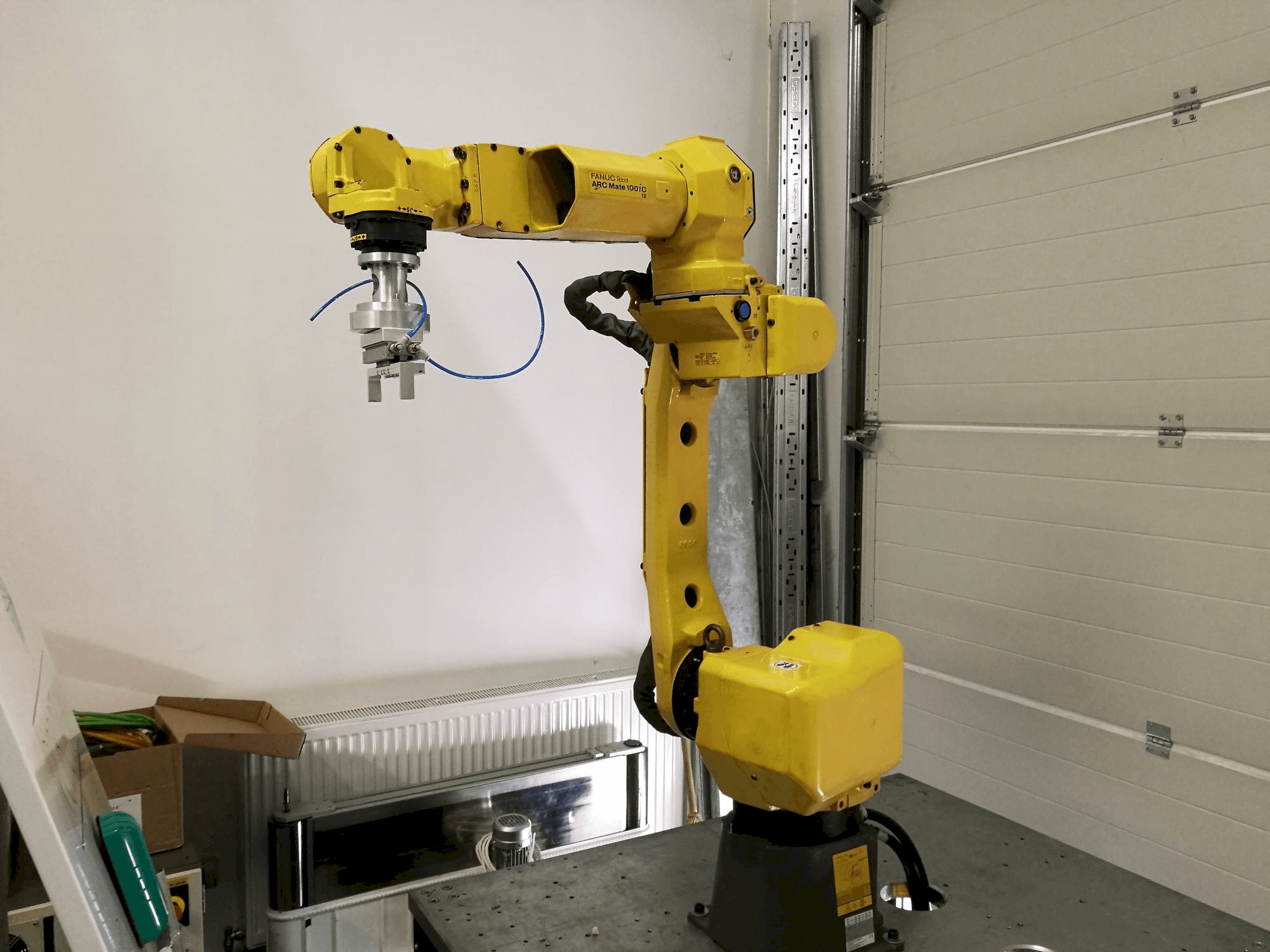 Koneen FANUC ARC Mate 100iC/12 etunäkymä