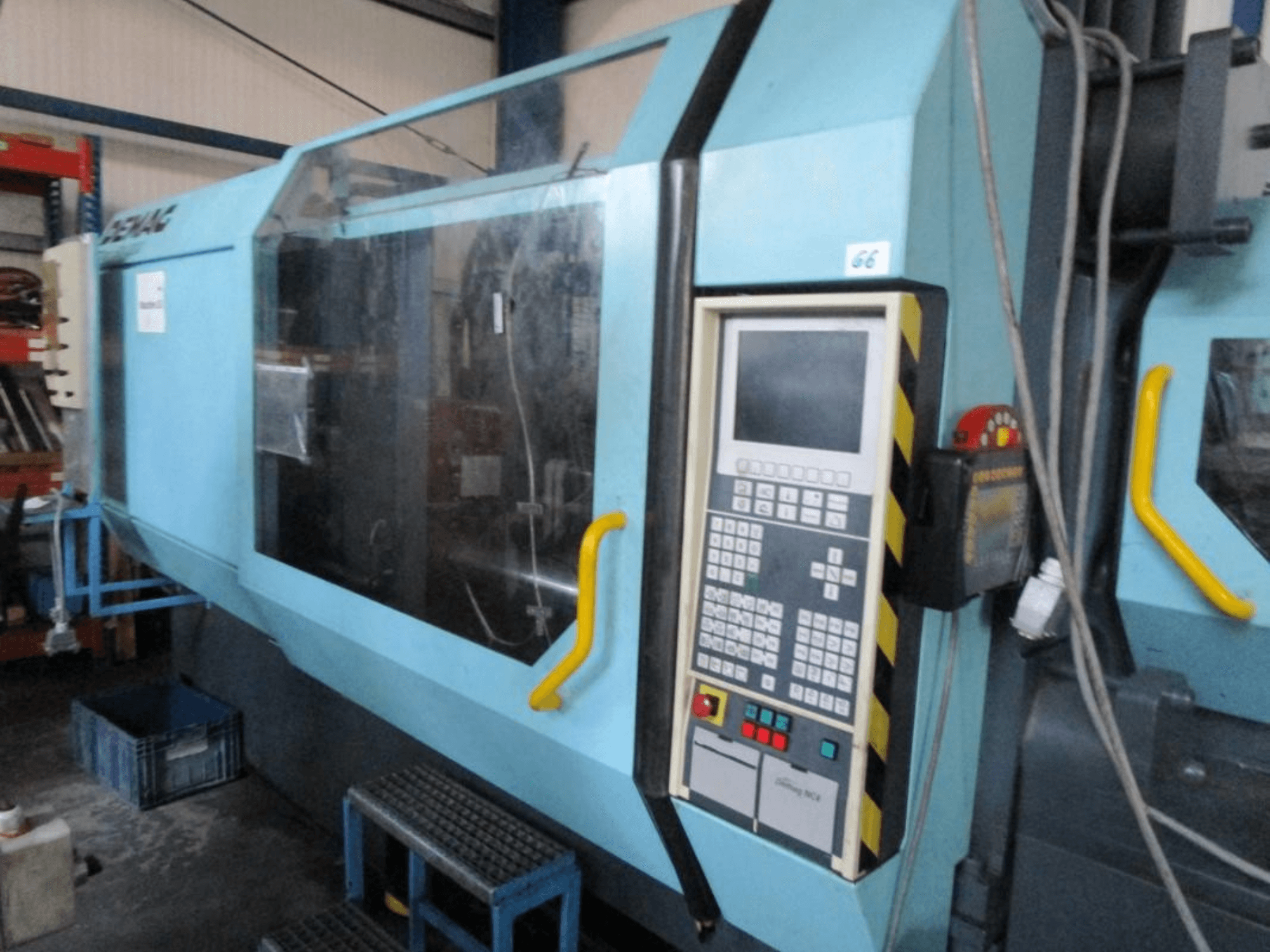 Demag Erdotech 500-3300 hydraulinen ruiskuvalukone, etukuva, jossa on ohjauspaneeli ja selkeä suojakotelo.