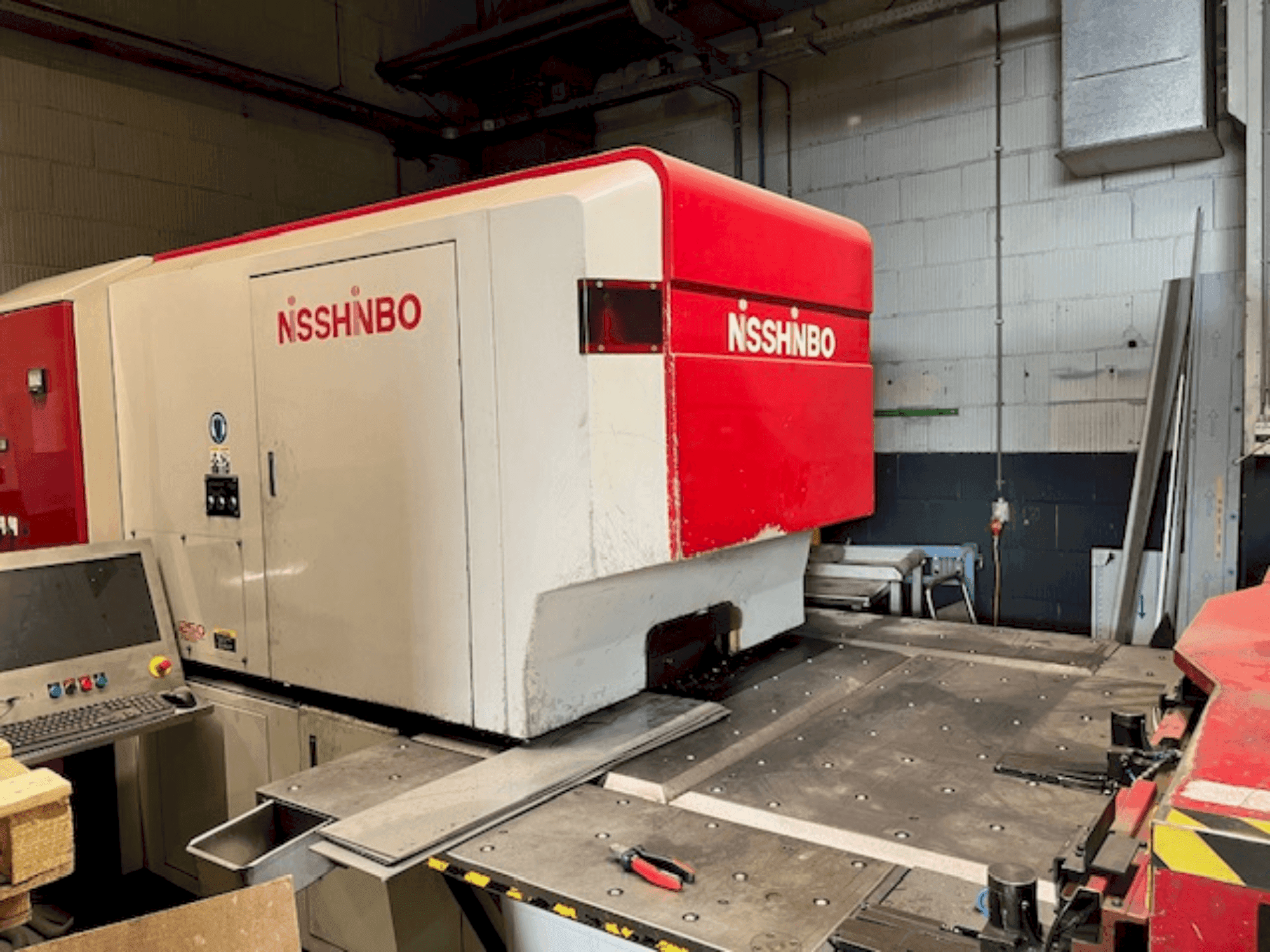 Koneen Nisshinbo HIQ-1250 etunäkymä