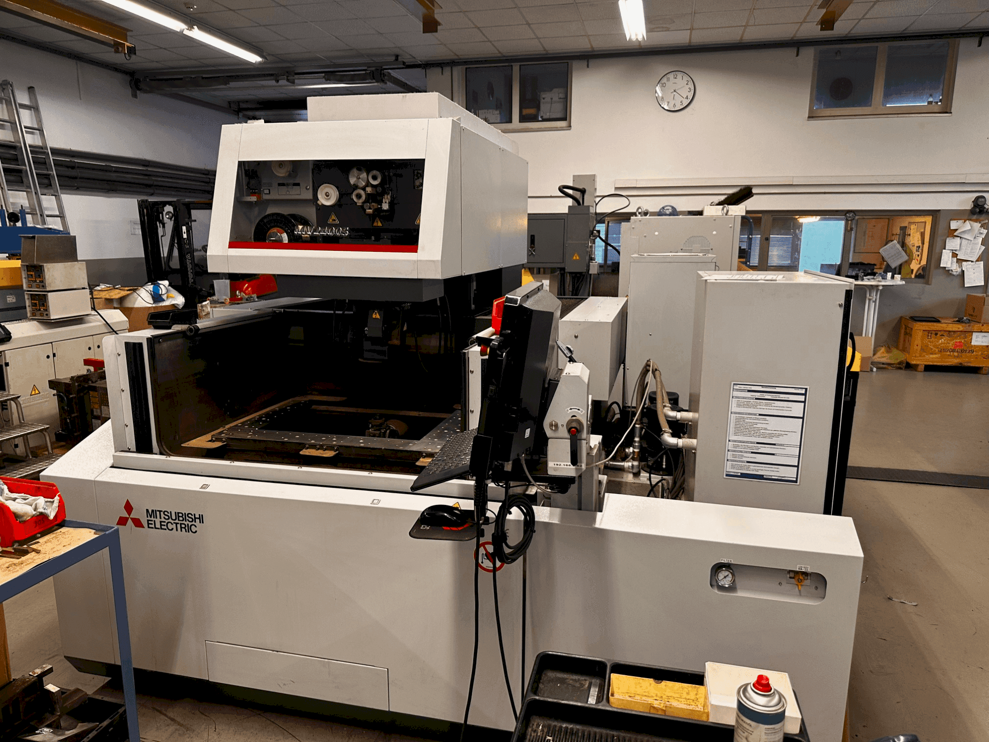 Koneen Mitsubishi MV2400S etunäkymä