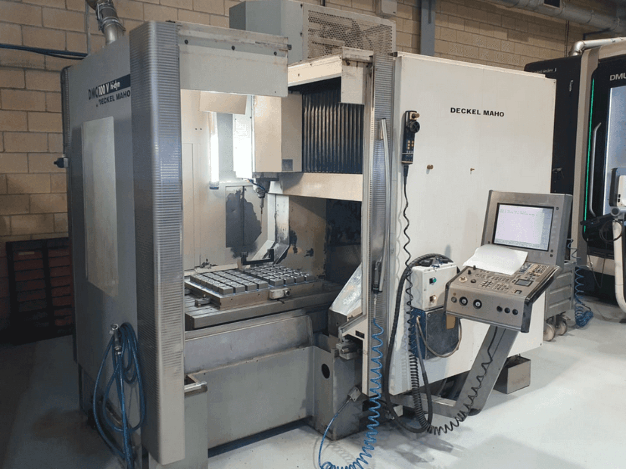 Koneen DECKEL MAHO DMC 100V hi-dyn etunäkymä