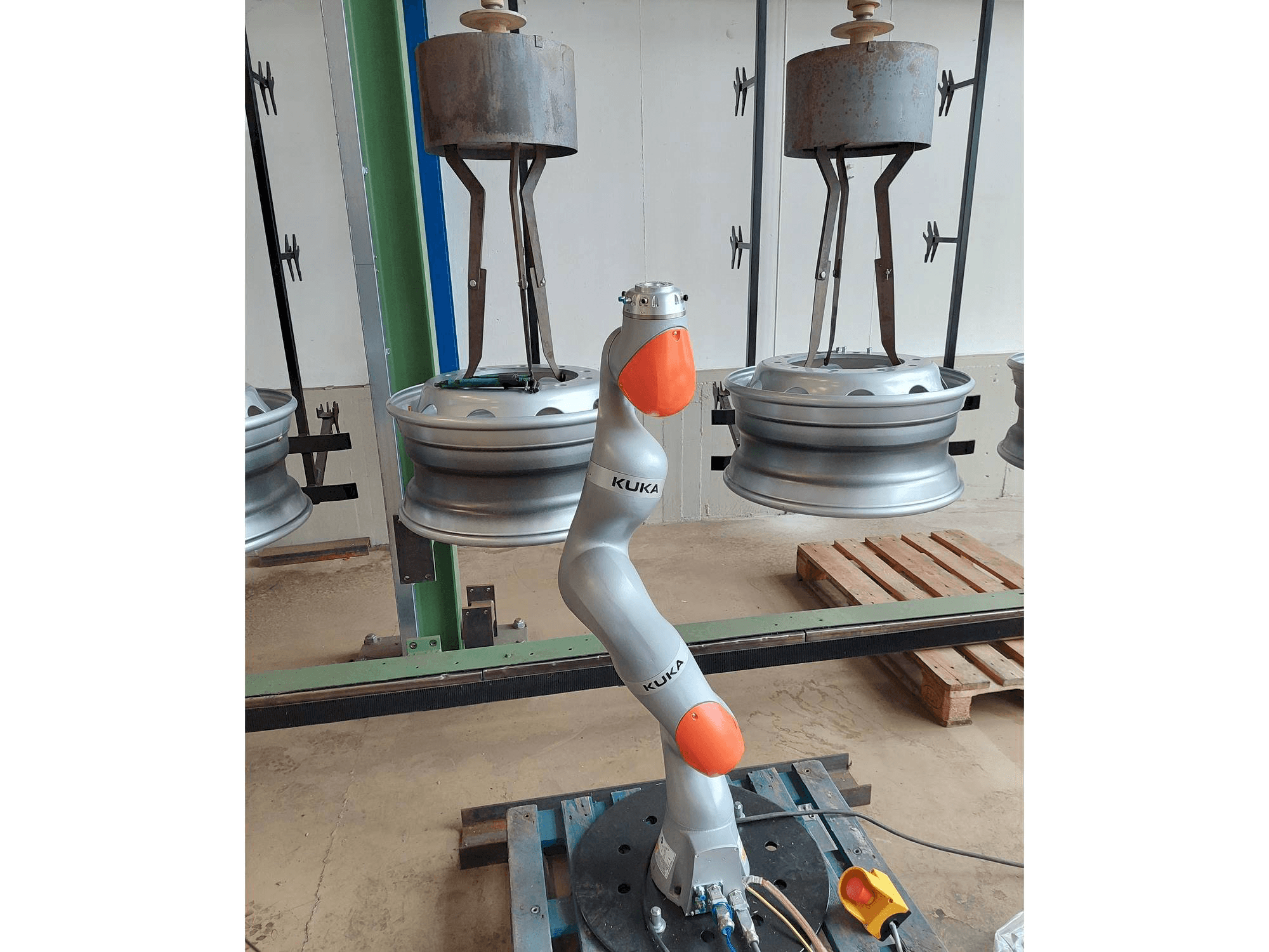 Koneen KUKA LBR iiwa 7 etunäkymä