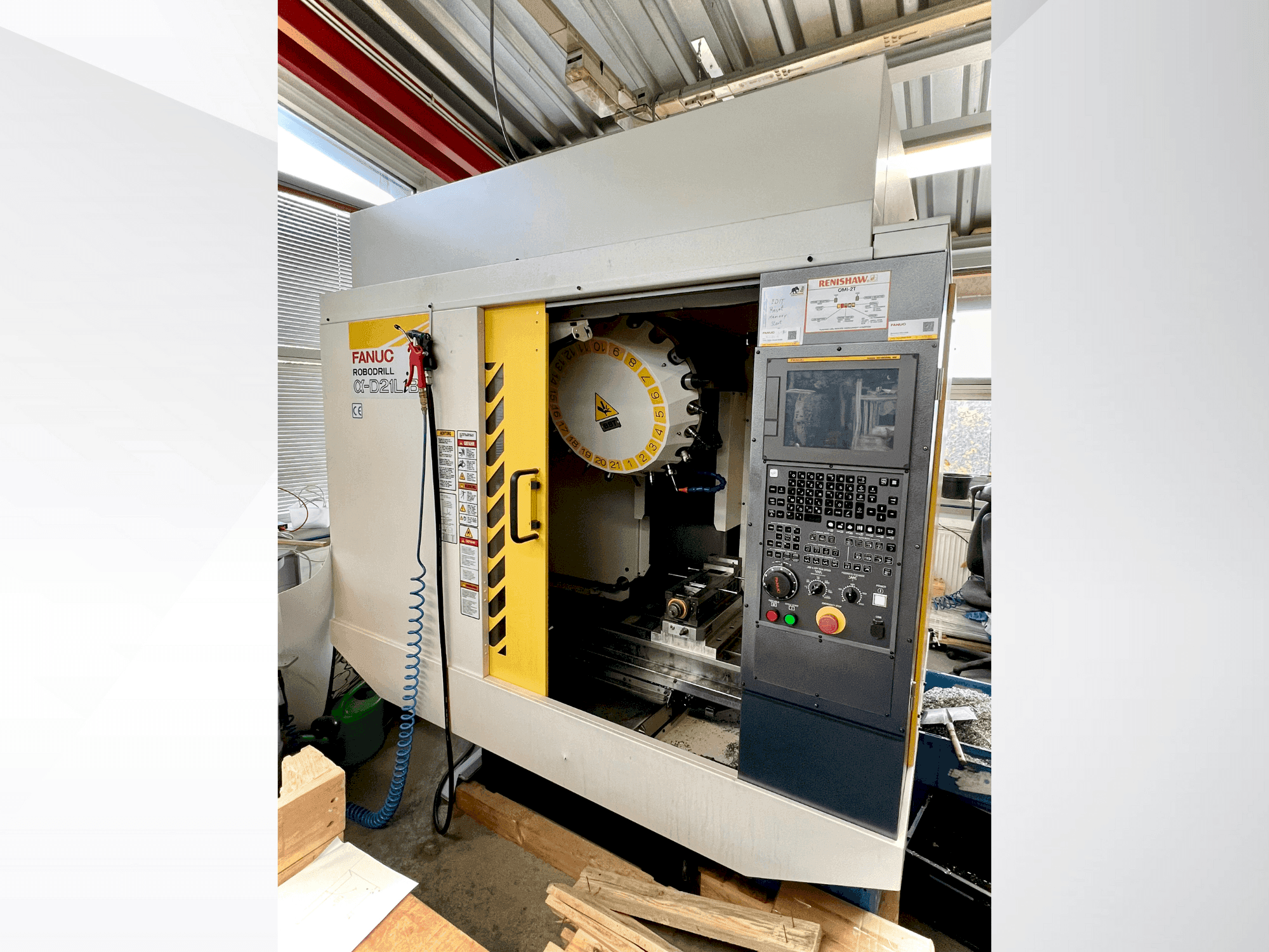 Koneen FANUC ROBODRILL α-D21LiB5 etunäkymä