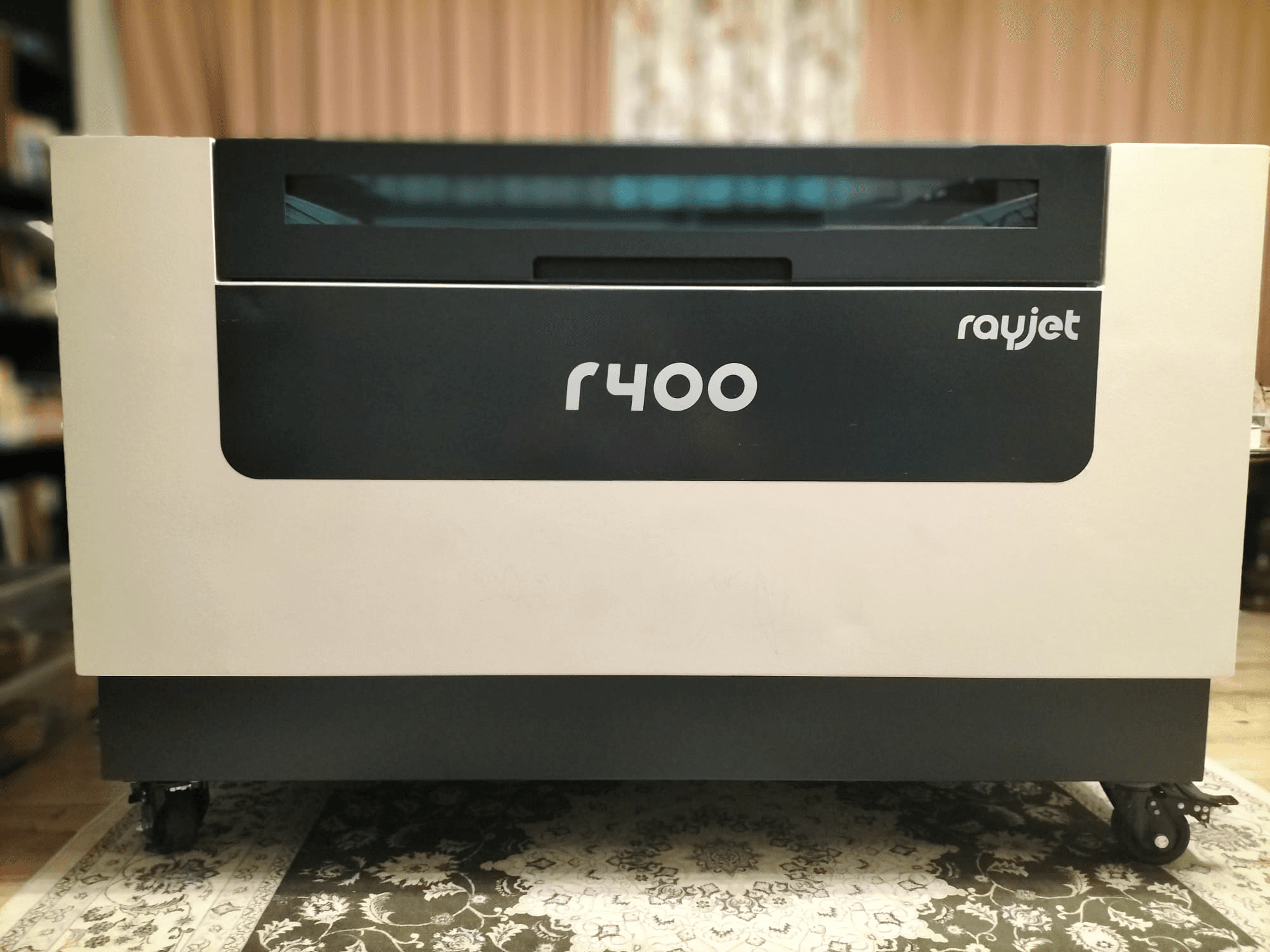 Trotec Rayjet R400 -laserkaiverruskoneen etukuva, jossa näkyy sen tyylikäs muotoilu ja selkeä tuotemerkki.