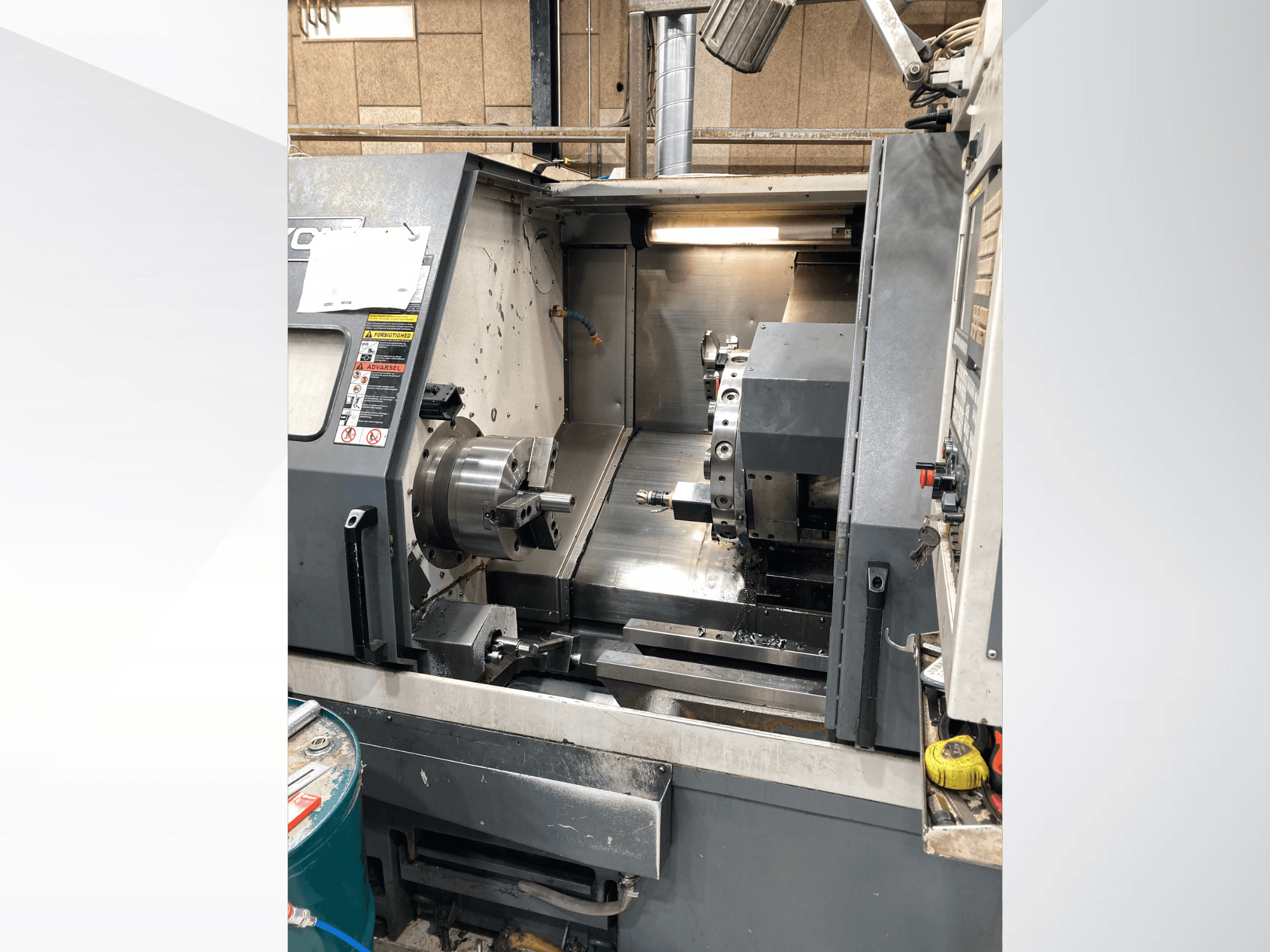 Vaakasuuntainen sorvauskone YCM GT-300LMB, etukuva, jossa näkyy ohjauspaneeli ja pyörivä jousipukki sekä työkalujen asetukset.