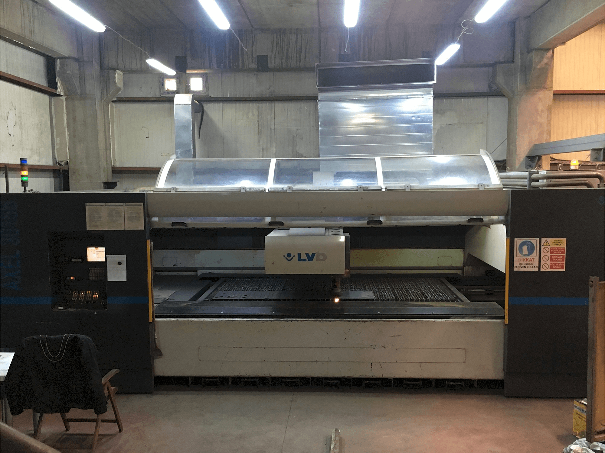 Koneen LVD etunäkymä AXEL 3015 S