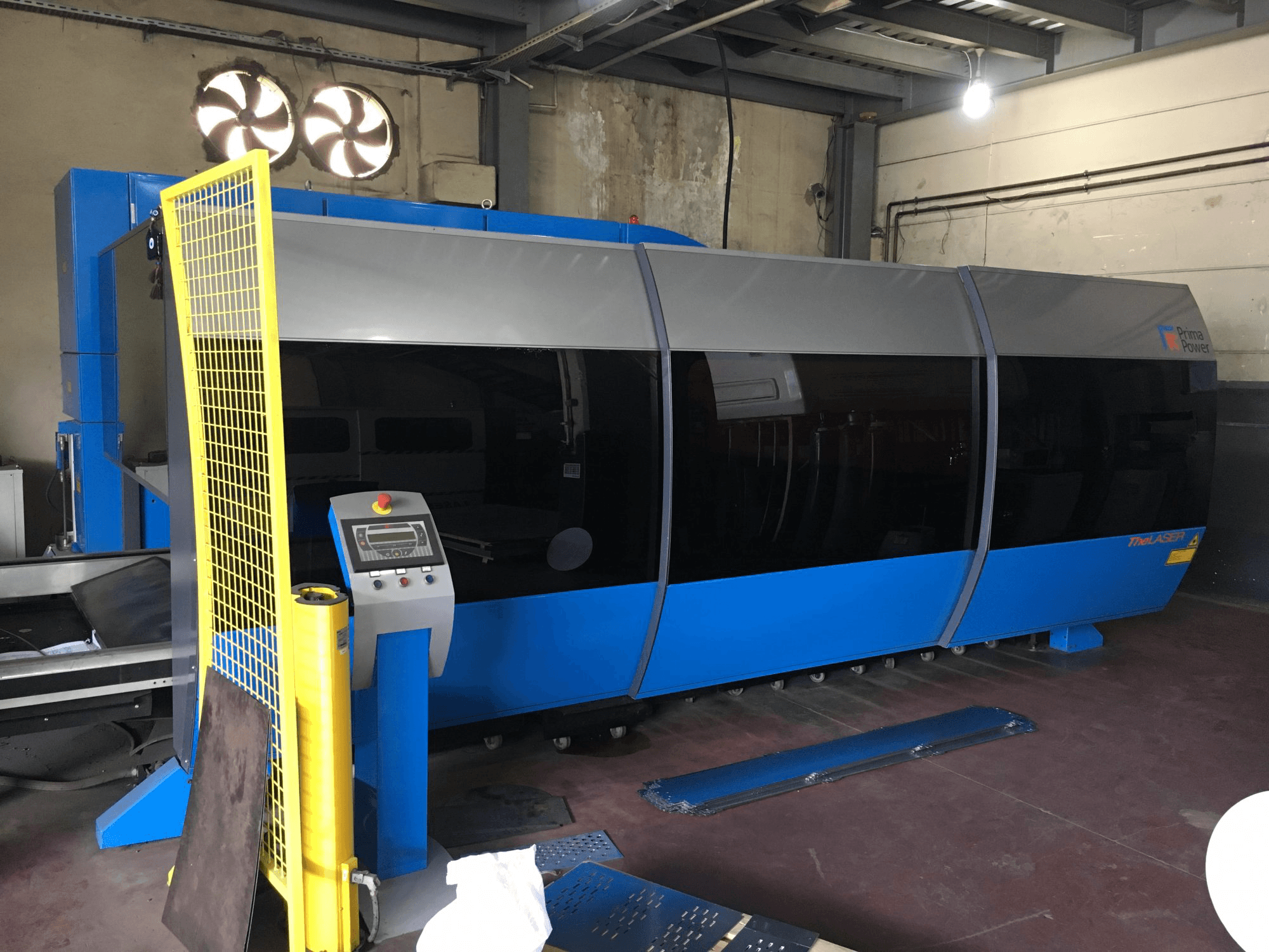 Koneen Prima Power vasen näkymä ZAPHIRO