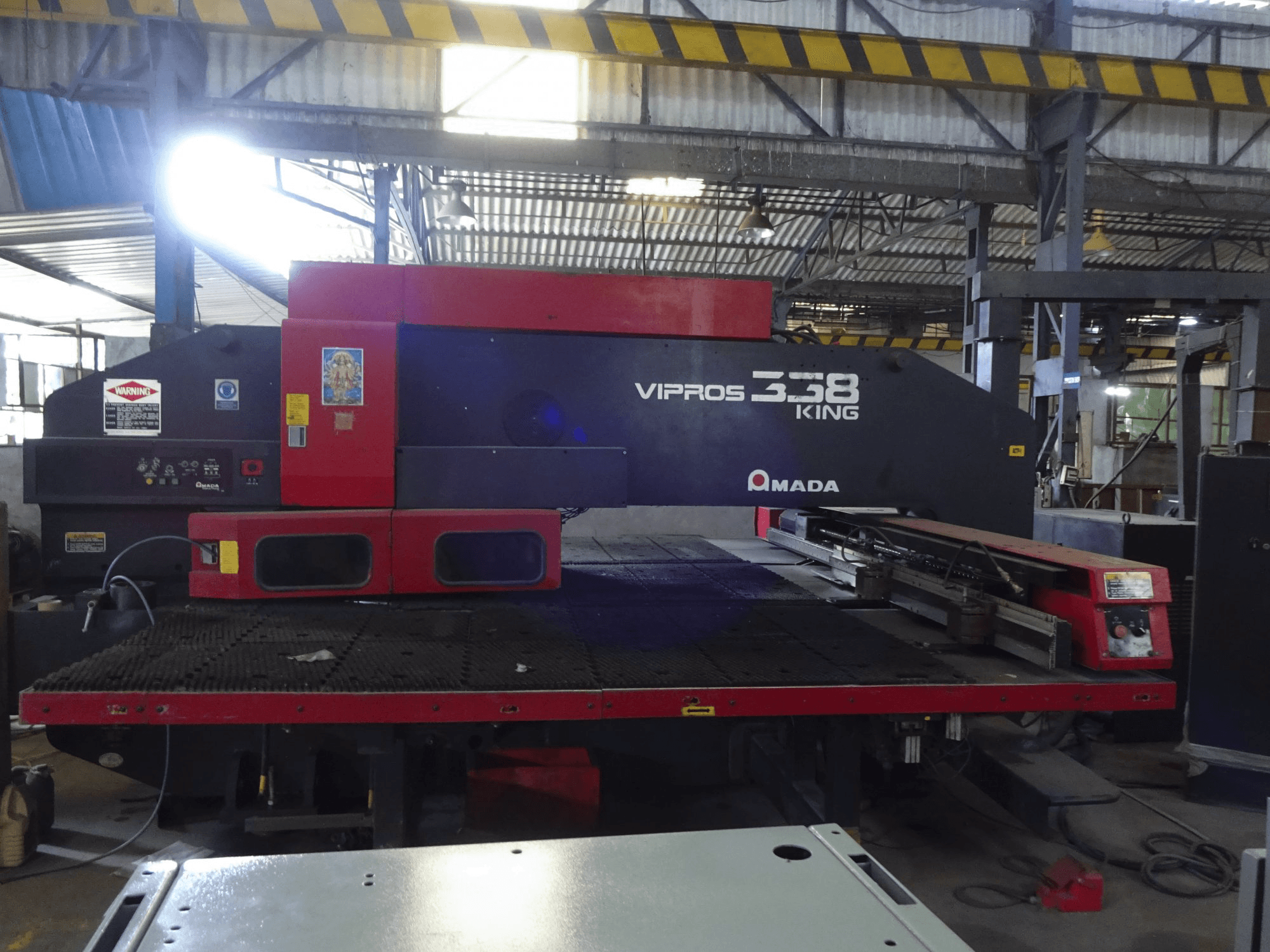 Koneen AMADA etunäkymäVipros 358 King