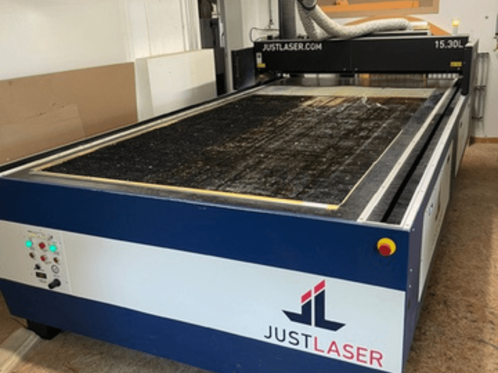 CO2-laserleikkauskone KERN KER60120-KT500, etukuva, jossa näkyy ohjauspaneeli ja suuri leikkauspinta.