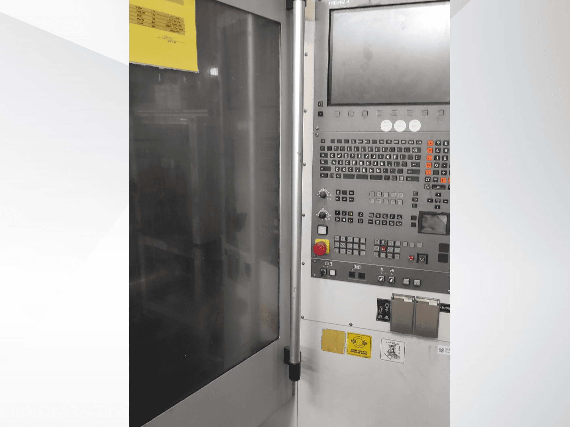 Herrmann-teollisuuskoneen ohjauspaneeli, etukuva, jossa on painikkeita, kosketusnäyttö ja toimintakilvet.
