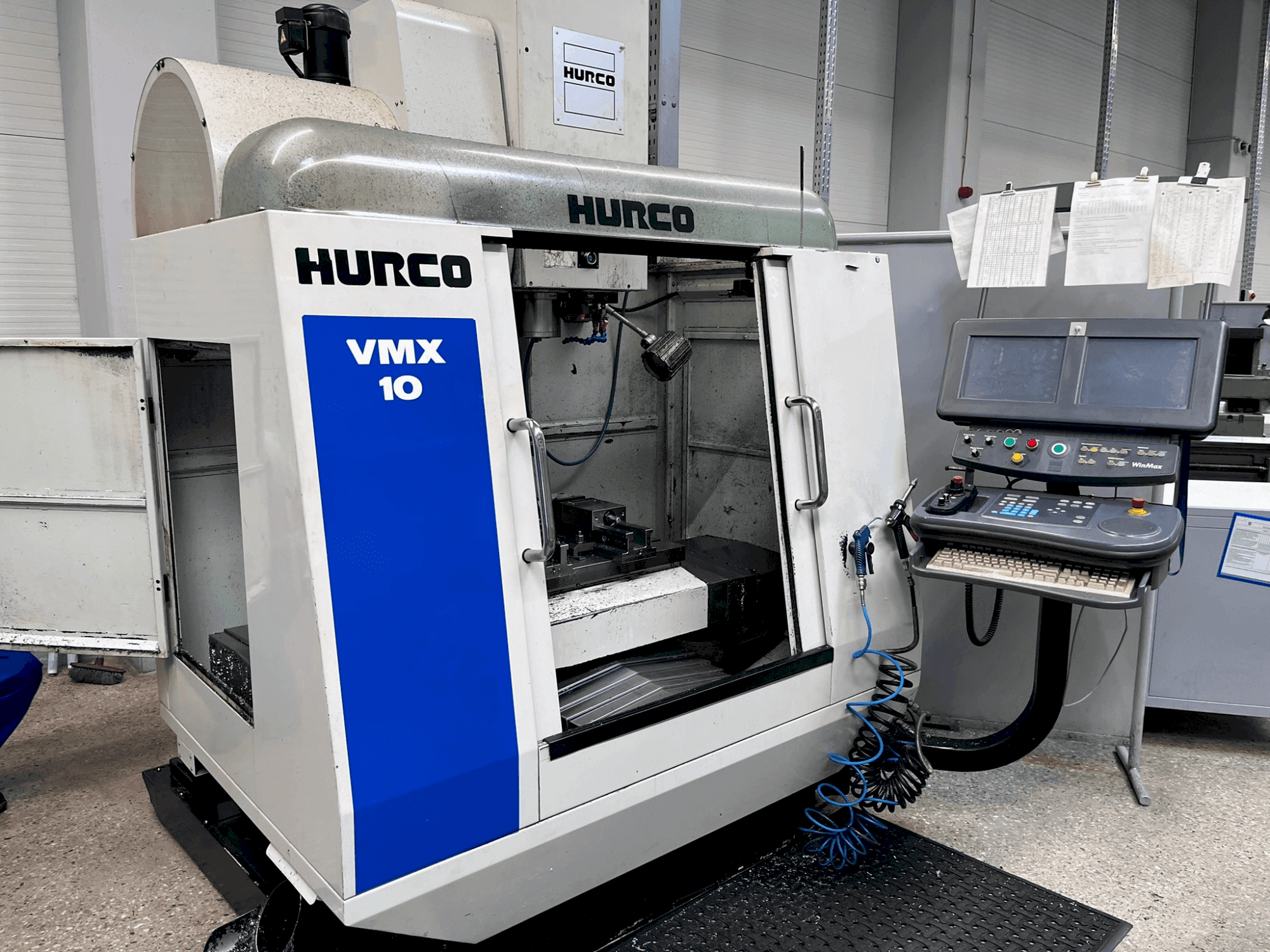 Koneen Hurco VMX 10 etunäkymä